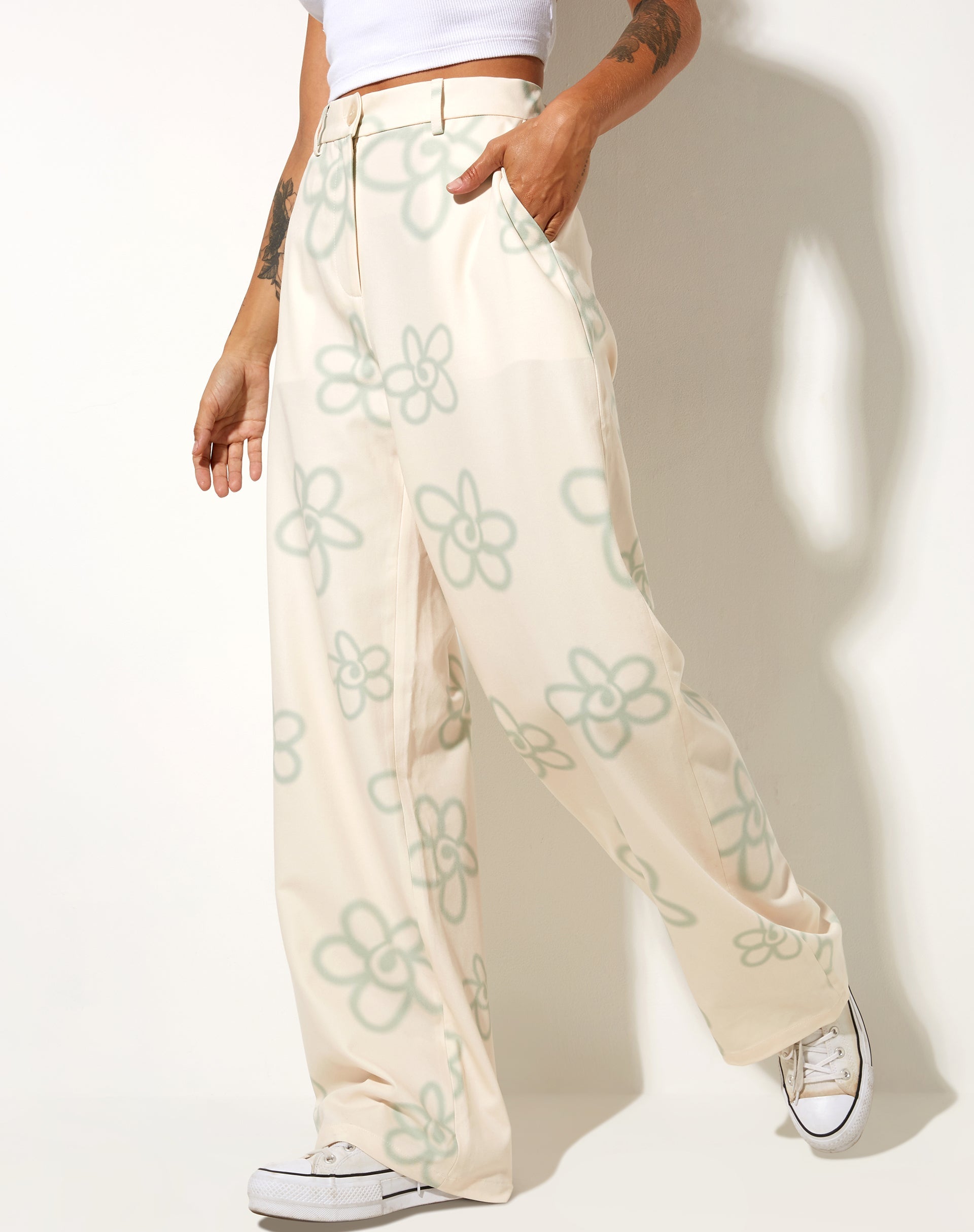 Image of Abba Hose in Tailoring Graffiti Blume Creme