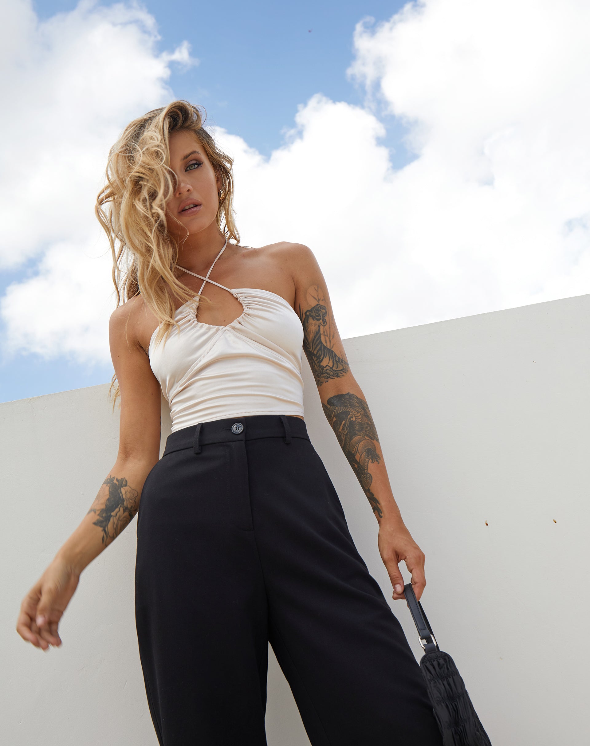 Bild von Haltri Crop Top in Satin Elfenbein