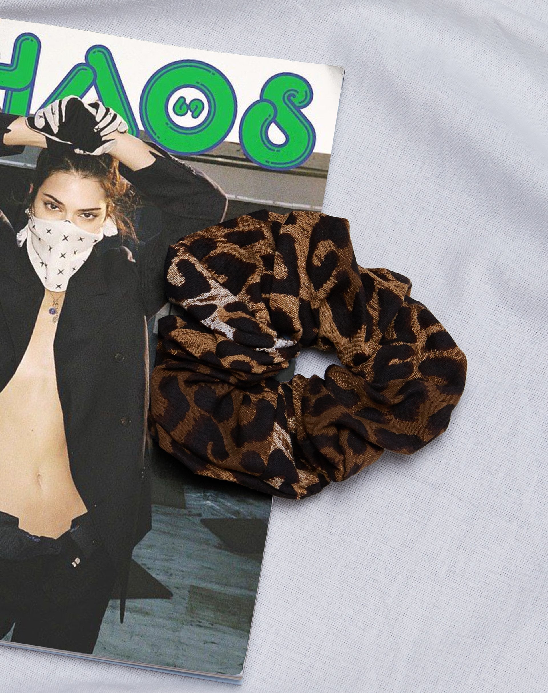 Bild von Scrunchie in Night Leopard Brown