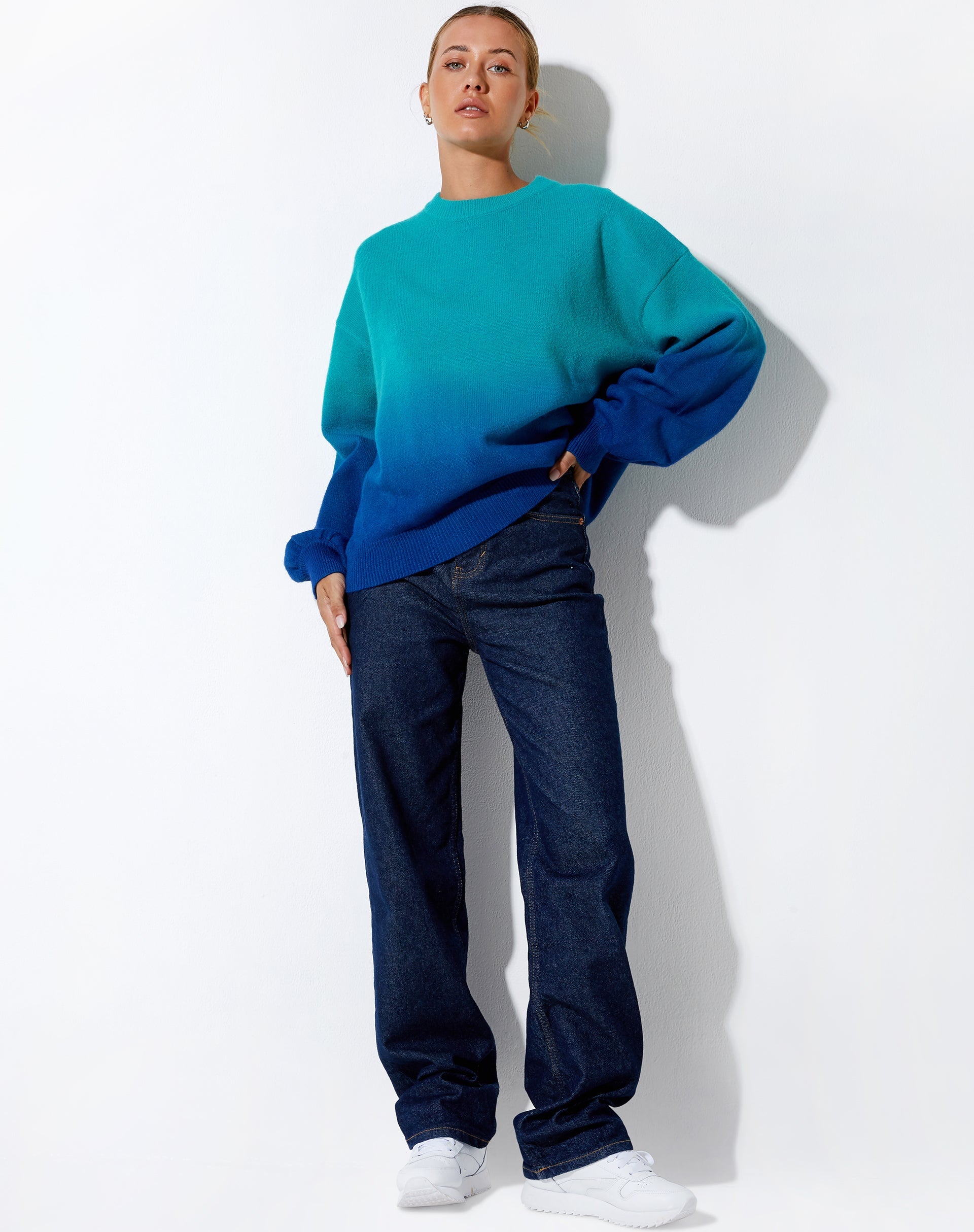 Abbildung des Akari Pullovers in Gradient Blue
