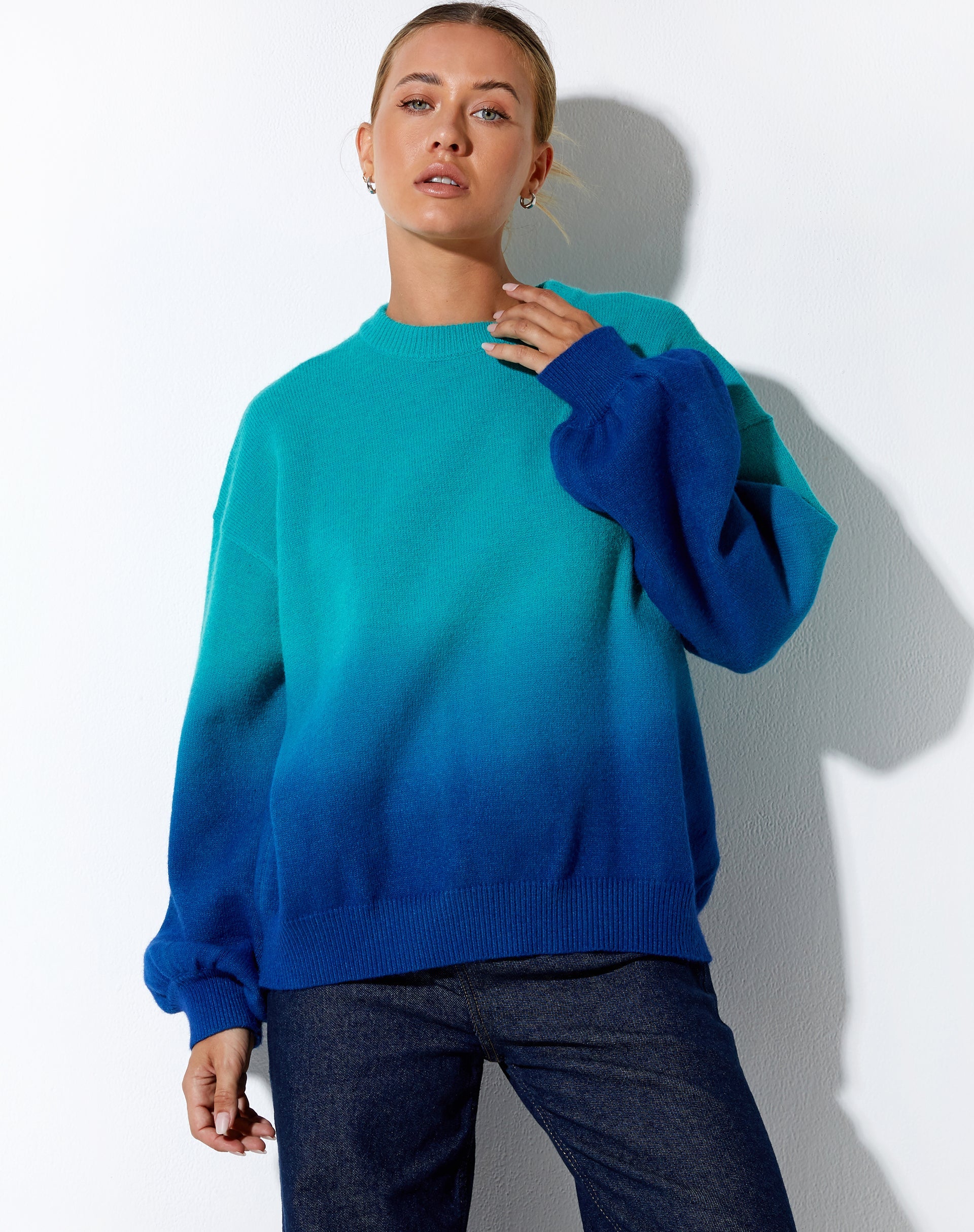 Abbildung des Akari Pullovers in Gradient Blue