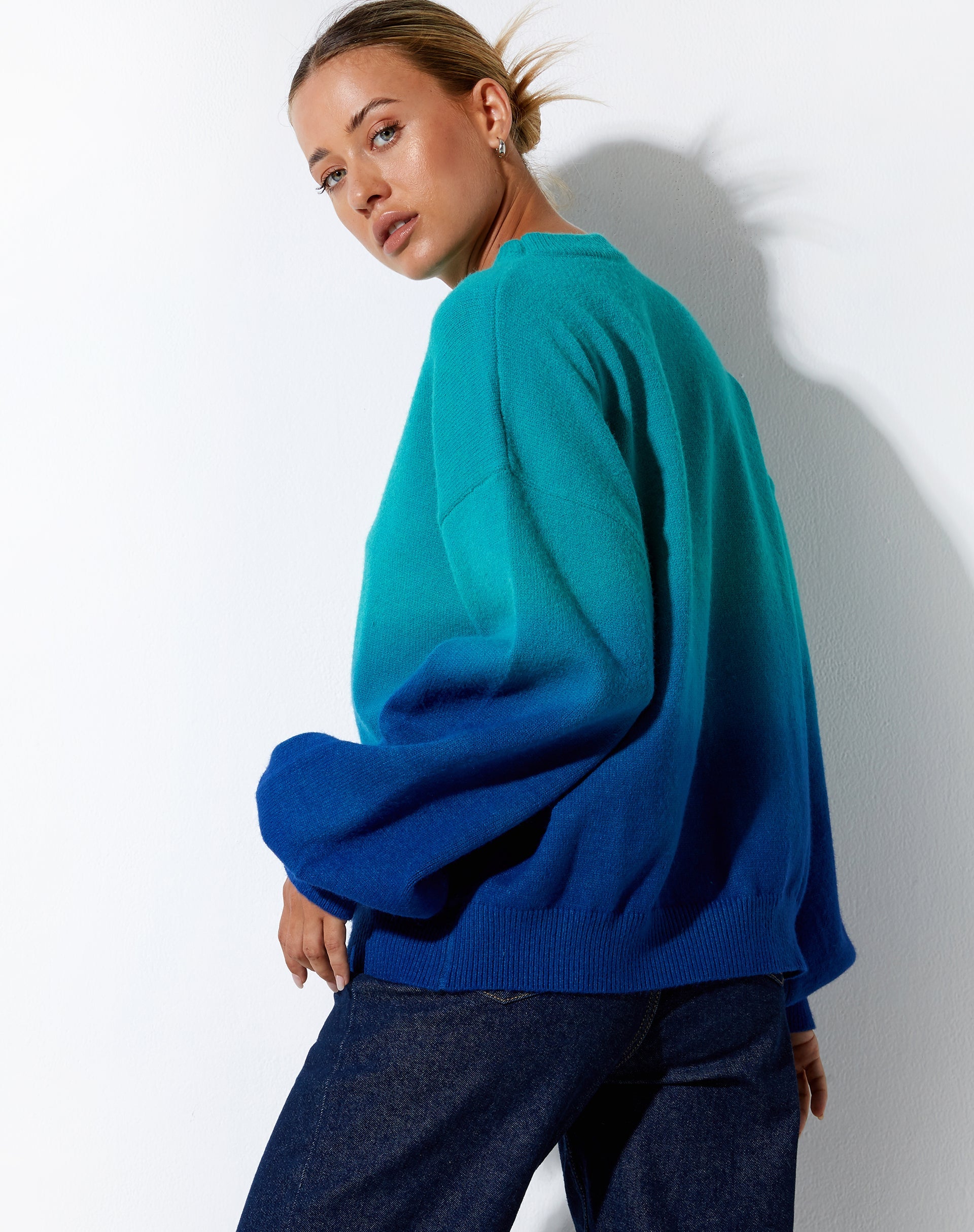 Abbildung des Akari Pullovers in Gradient Blue