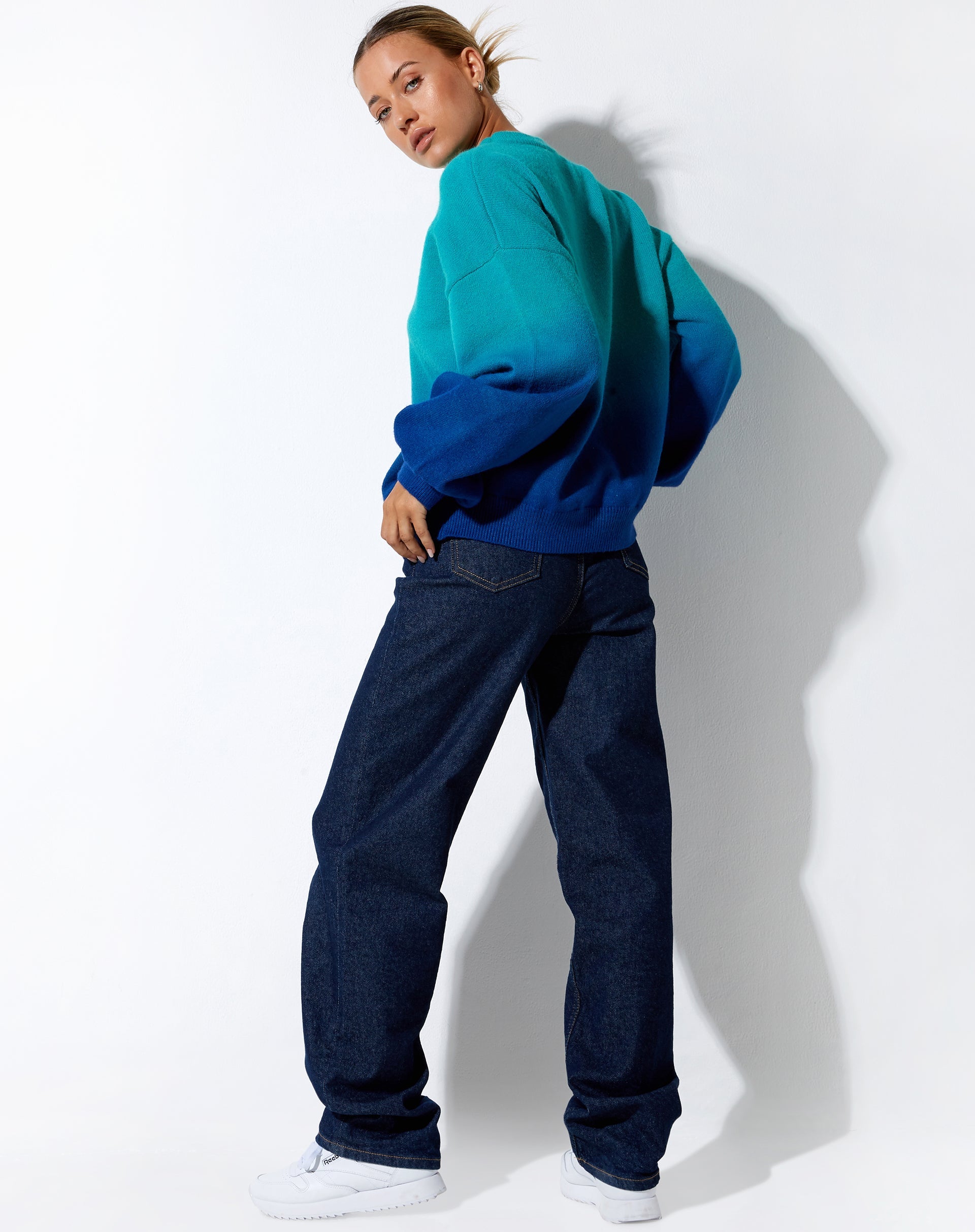 Abbildung des Akari Pullovers in Gradient Blue