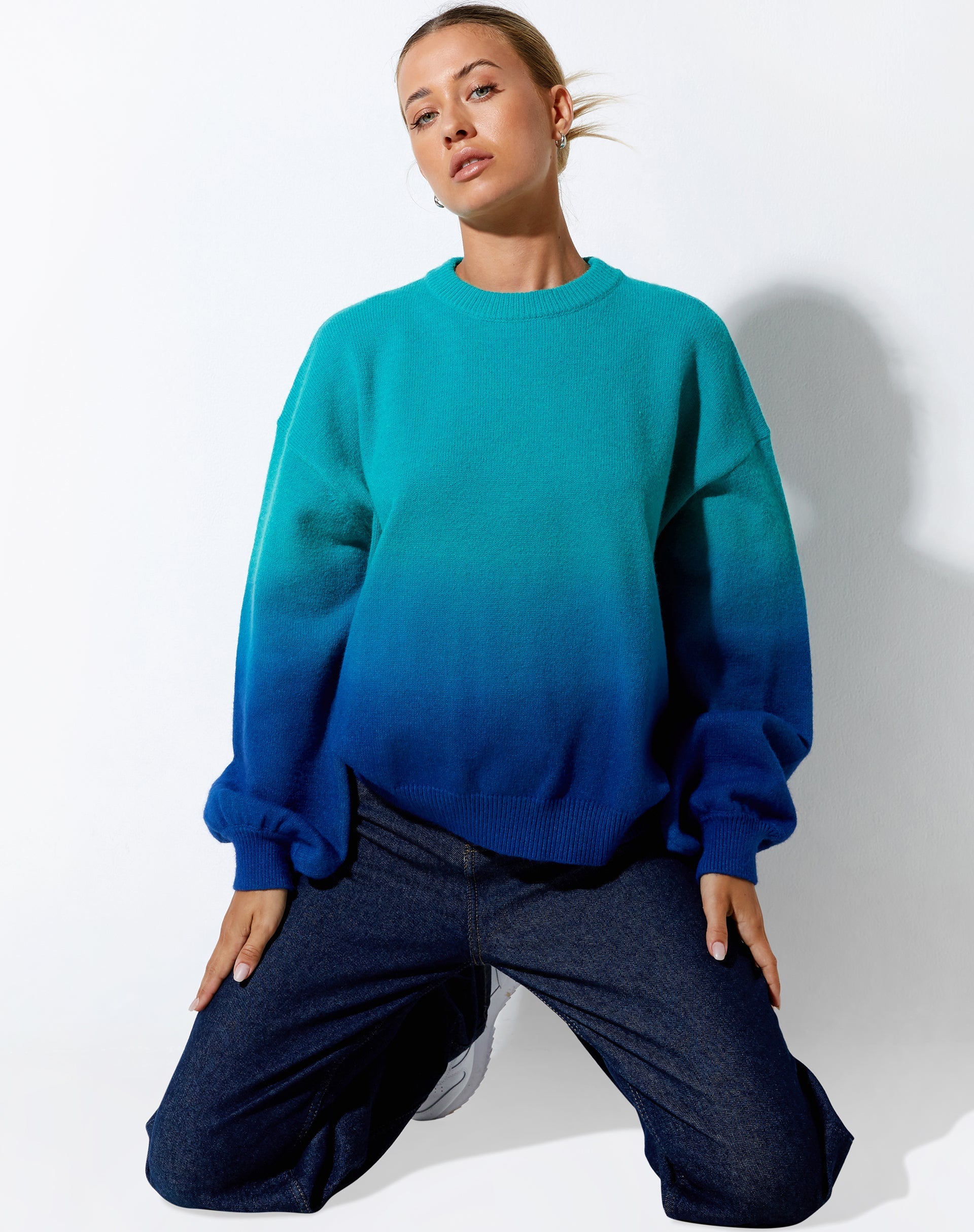 Abbildung des Akari Pullovers in Gradient Blue
