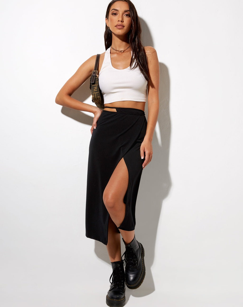 Alicia Midirock in Schwarz