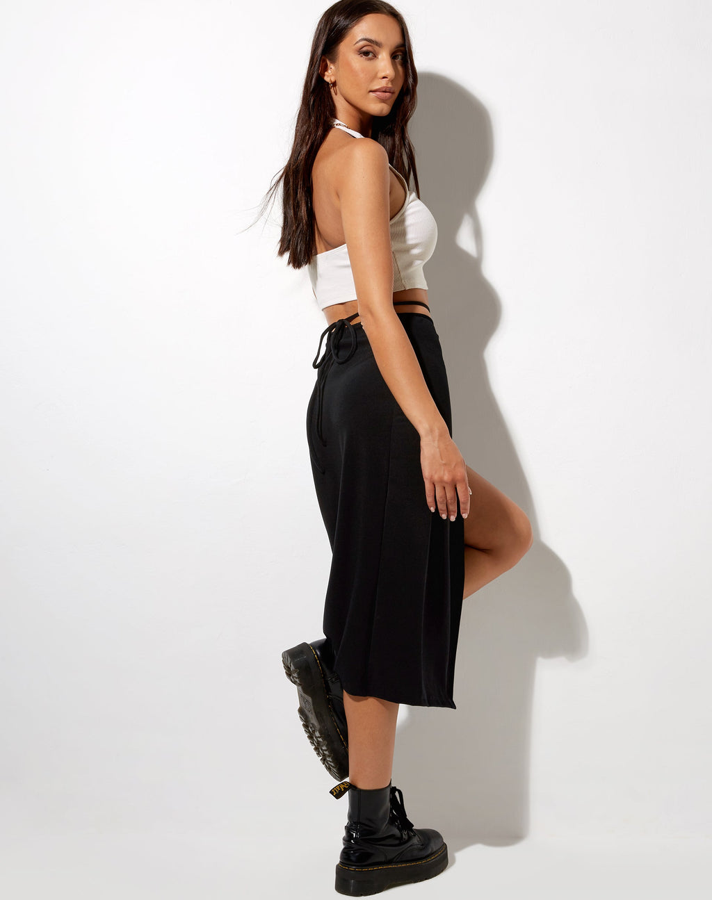 Alicia Midirock in Schwarz