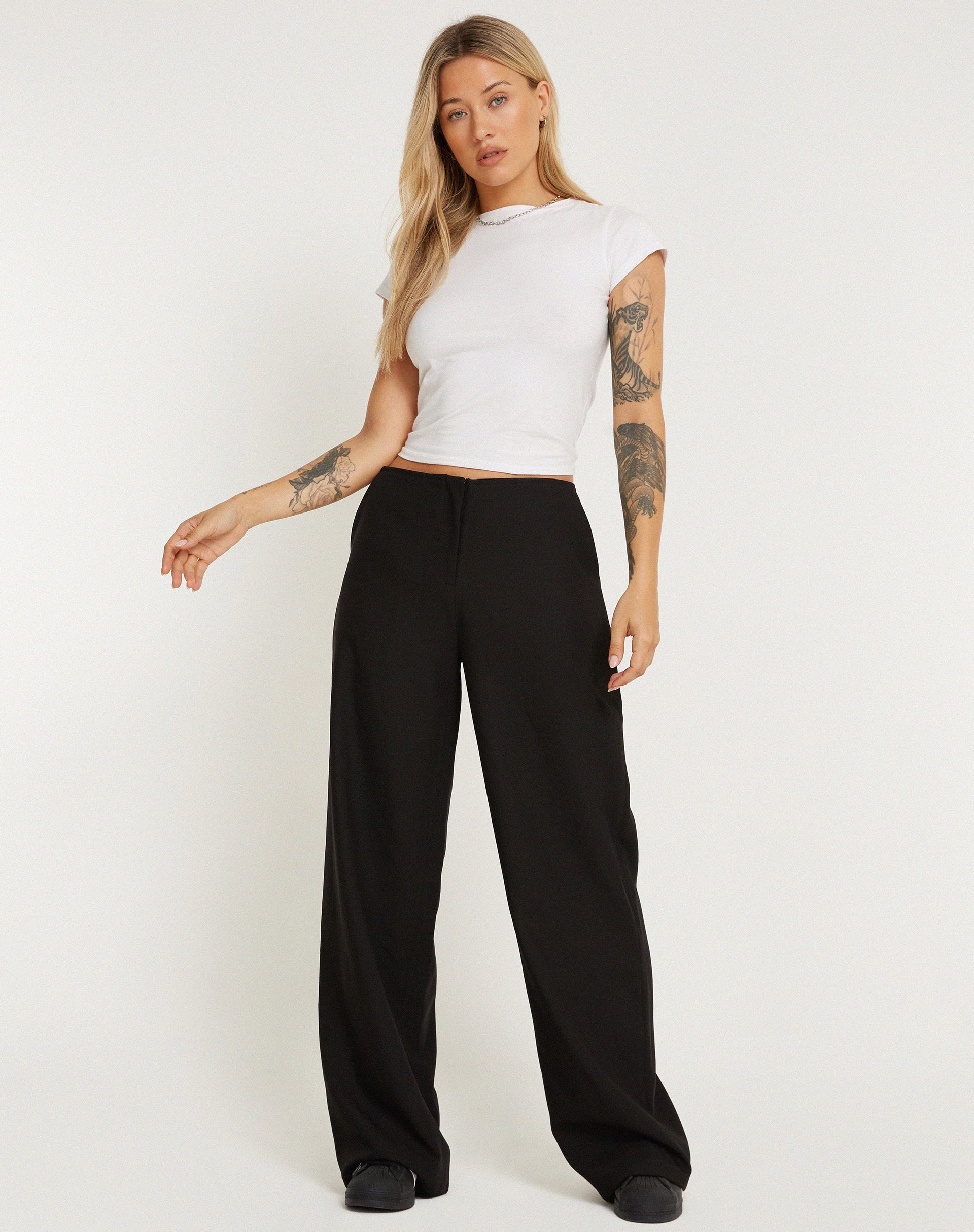 Abbildung der Amadi Hose in Tailoring Black