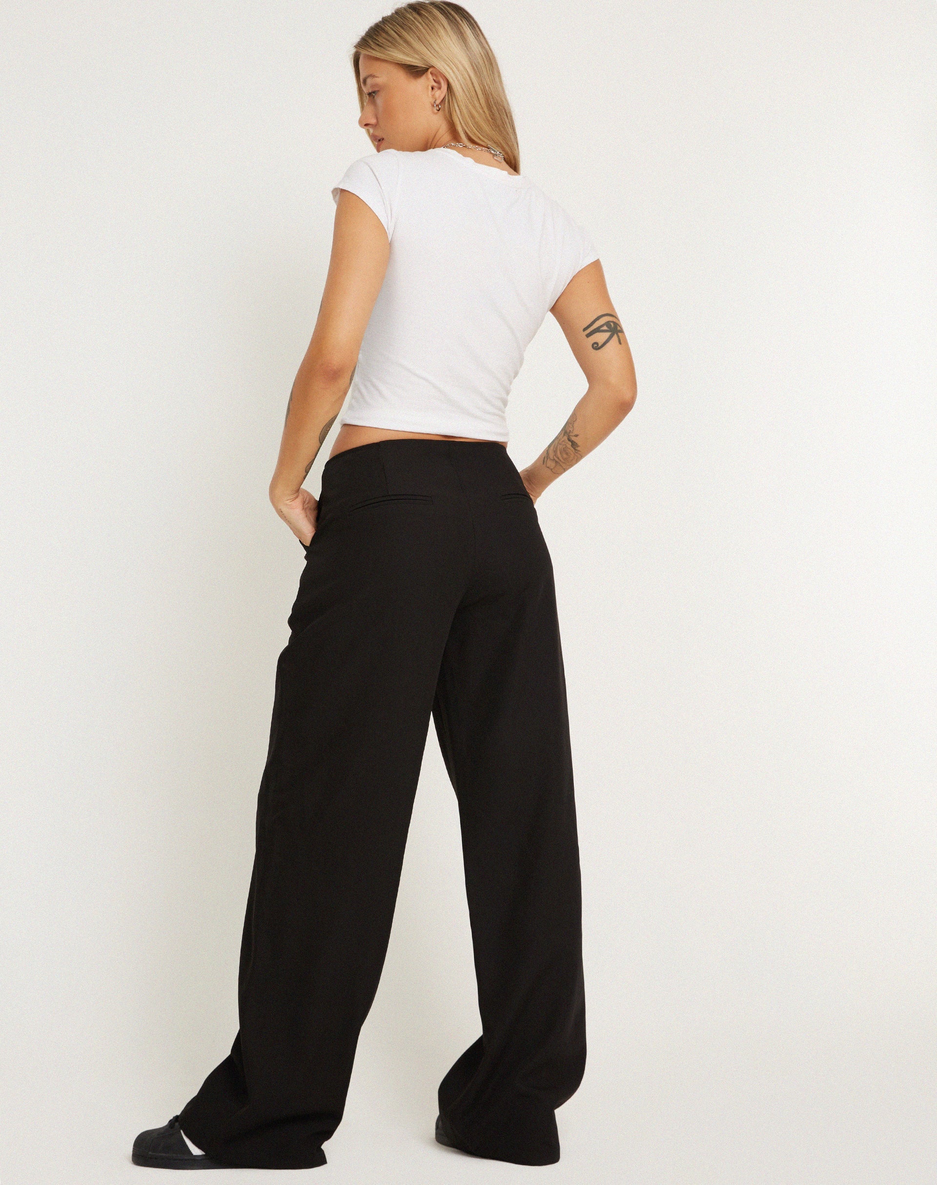 Abbildung der Amadi Hose in Tailoring Black