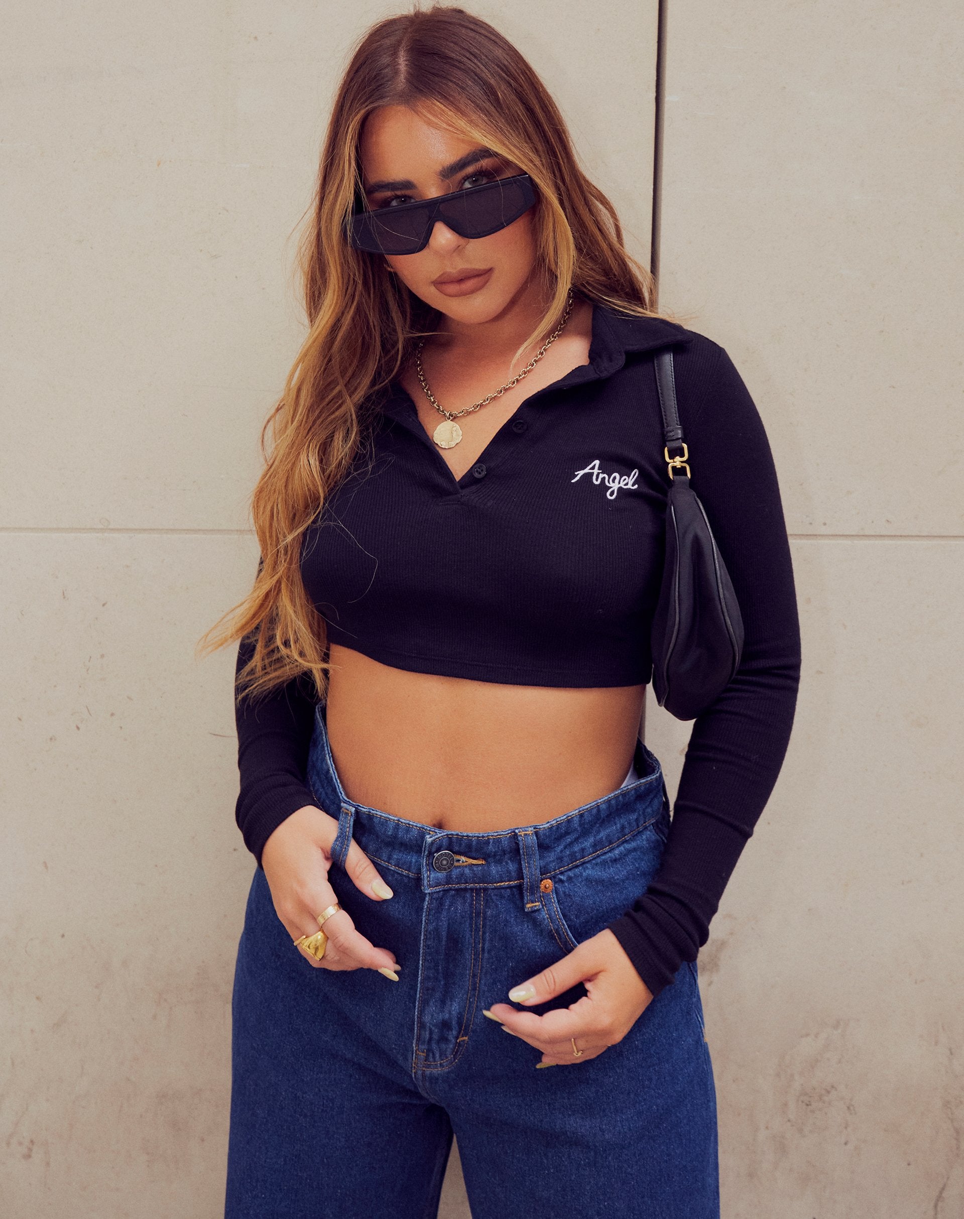 Bild von Elody Crop Top in Rippe Schwarz "Angel" Stickerei