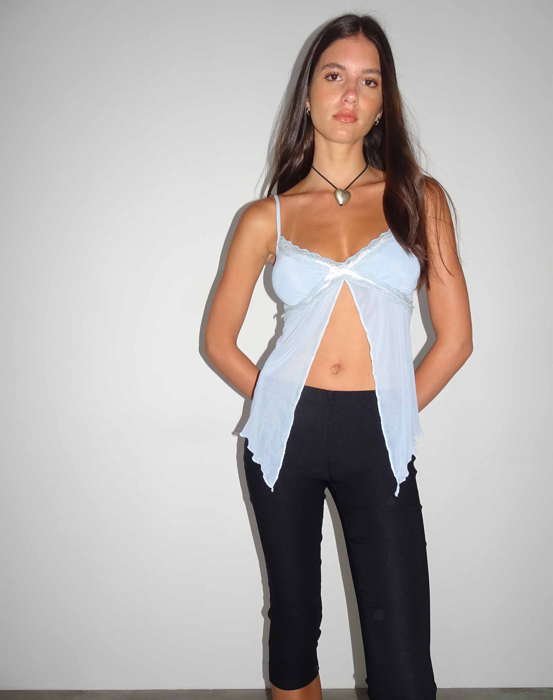 Bild von Arsyla Mesh Butterfly Top in Pastellblau