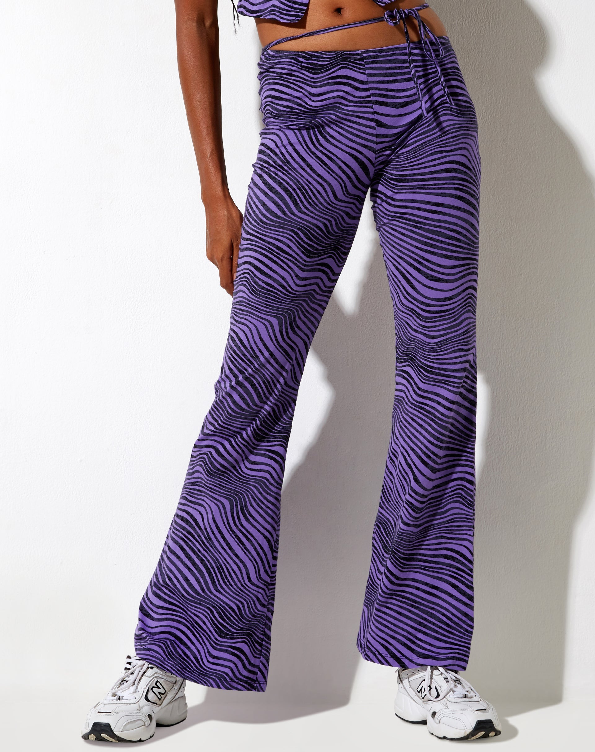 Bild von Eda Flare Trouser in Desert Terrain Lila