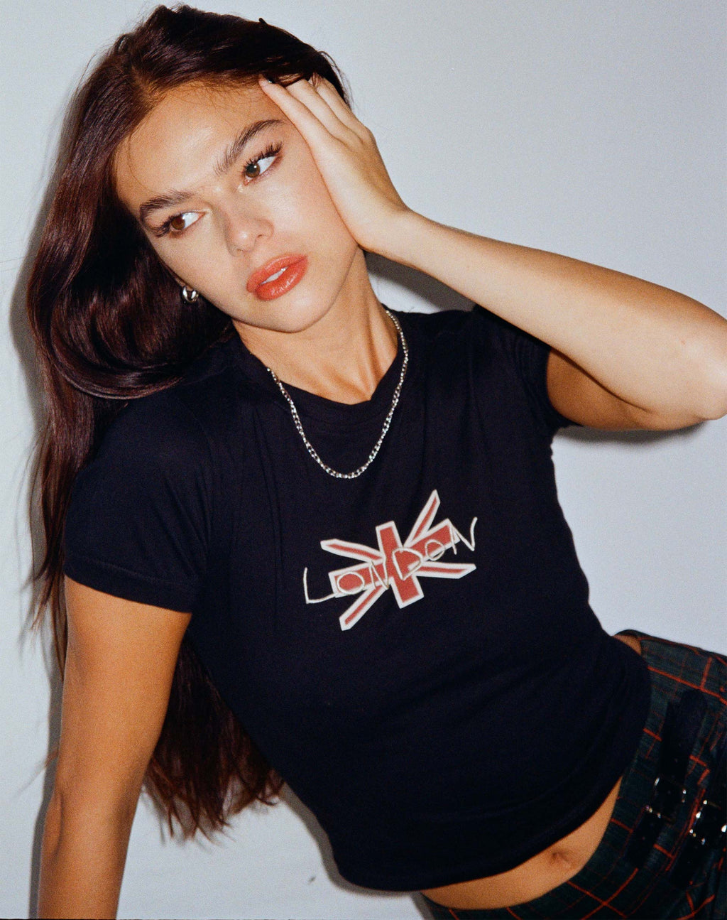 Babe Tee in Schwarz mit London Motel Stickerei