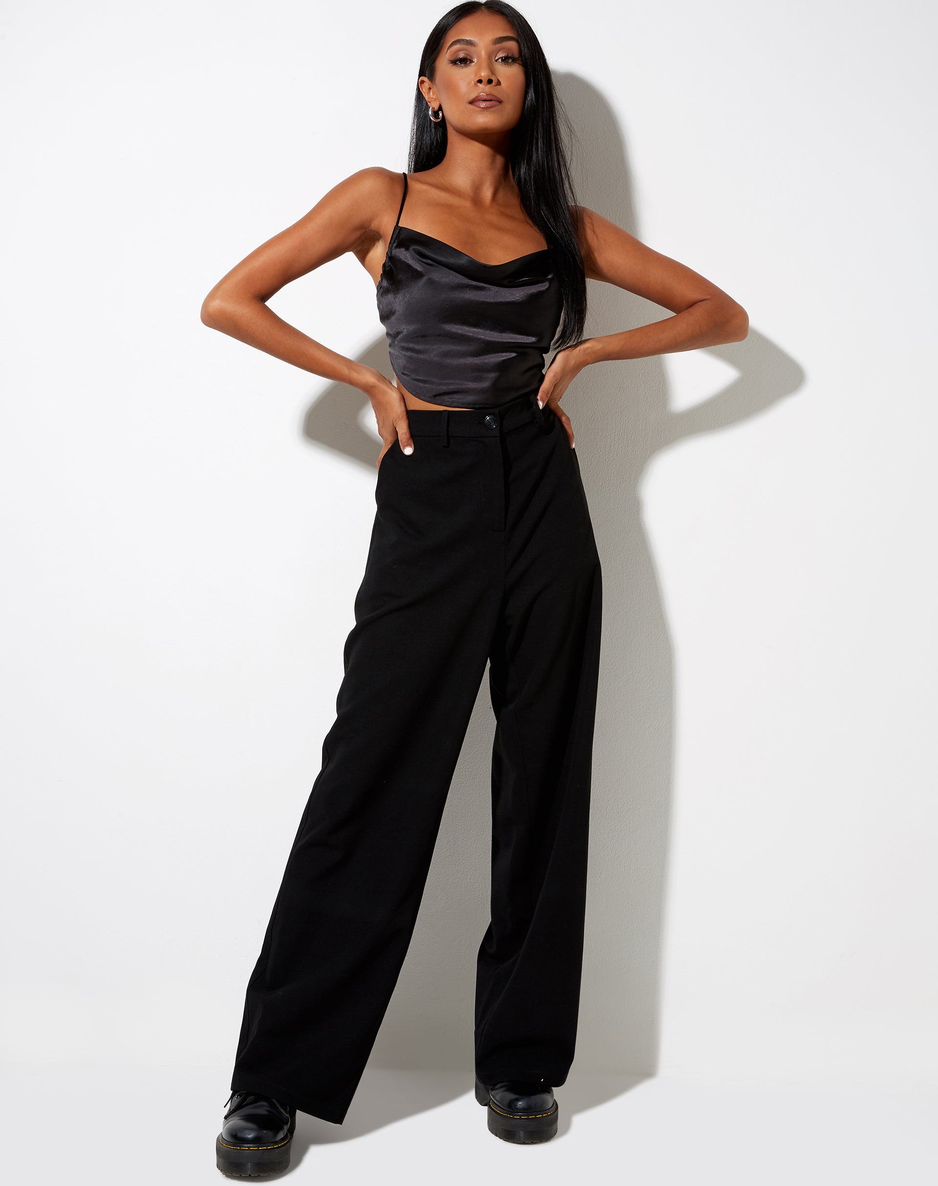 Image of Baila Crop Top aus Satin Schwarz