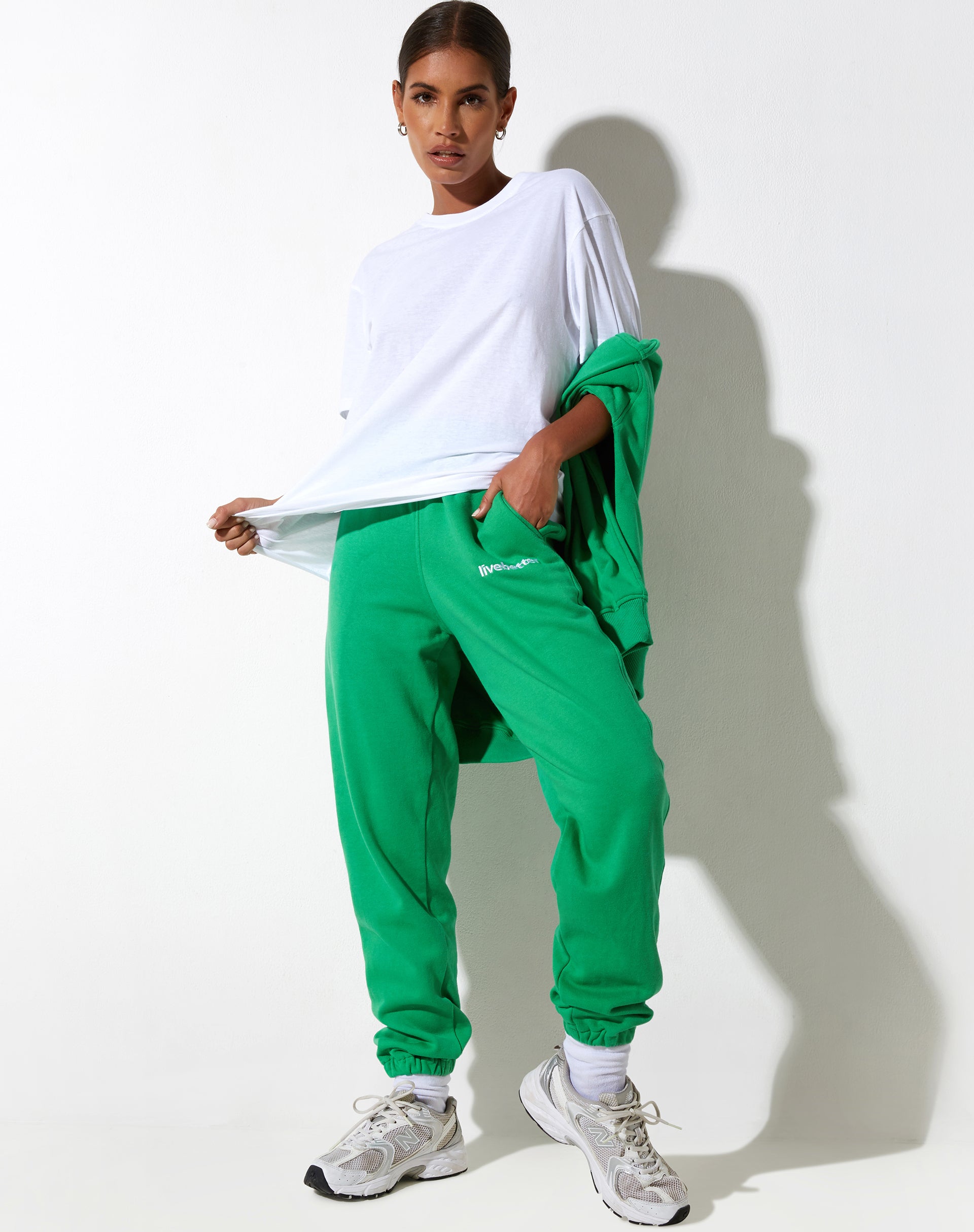 Abbildung des Basta Jogger in Fun Green mit "Live Better" Stickerei