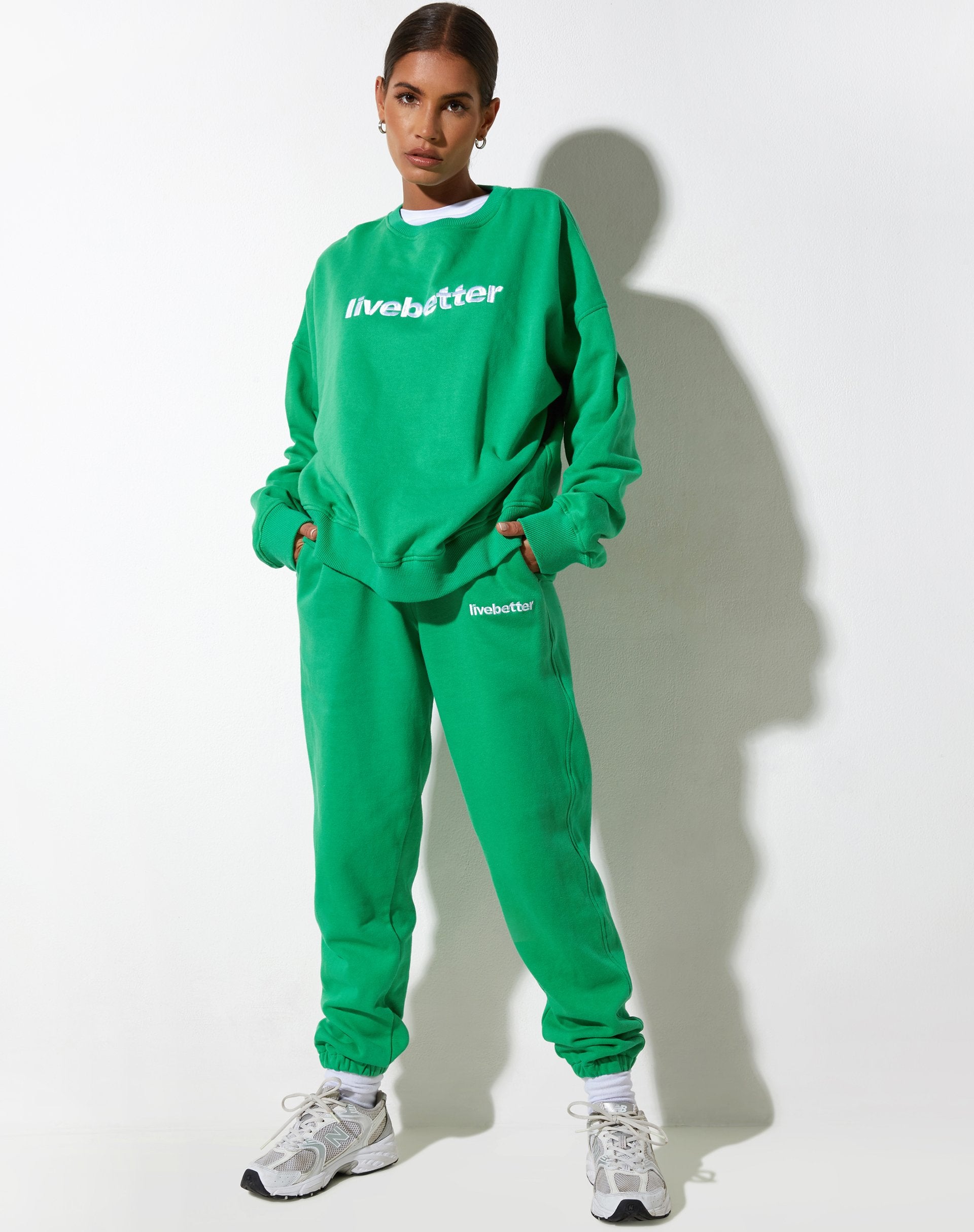 Bild von Ted Sweatshirt in Fun Green mit "Live Better"-Stickerei