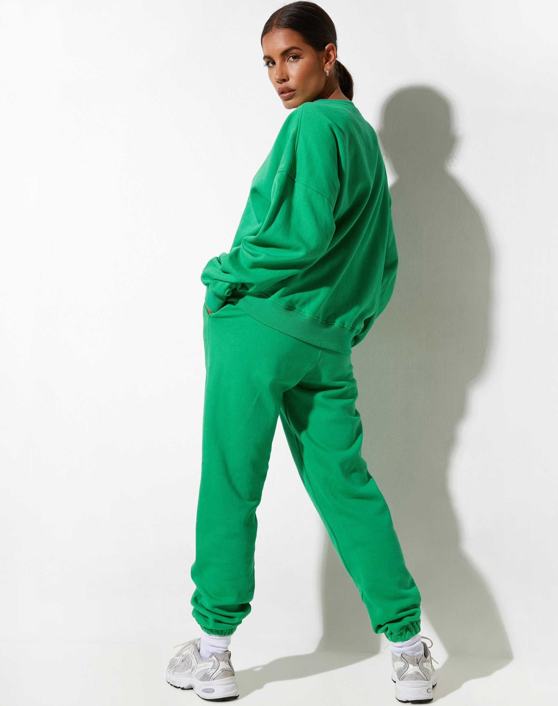 Bild von Ted Sweatshirt in Fun Green mit "Live Better"-Stickerei