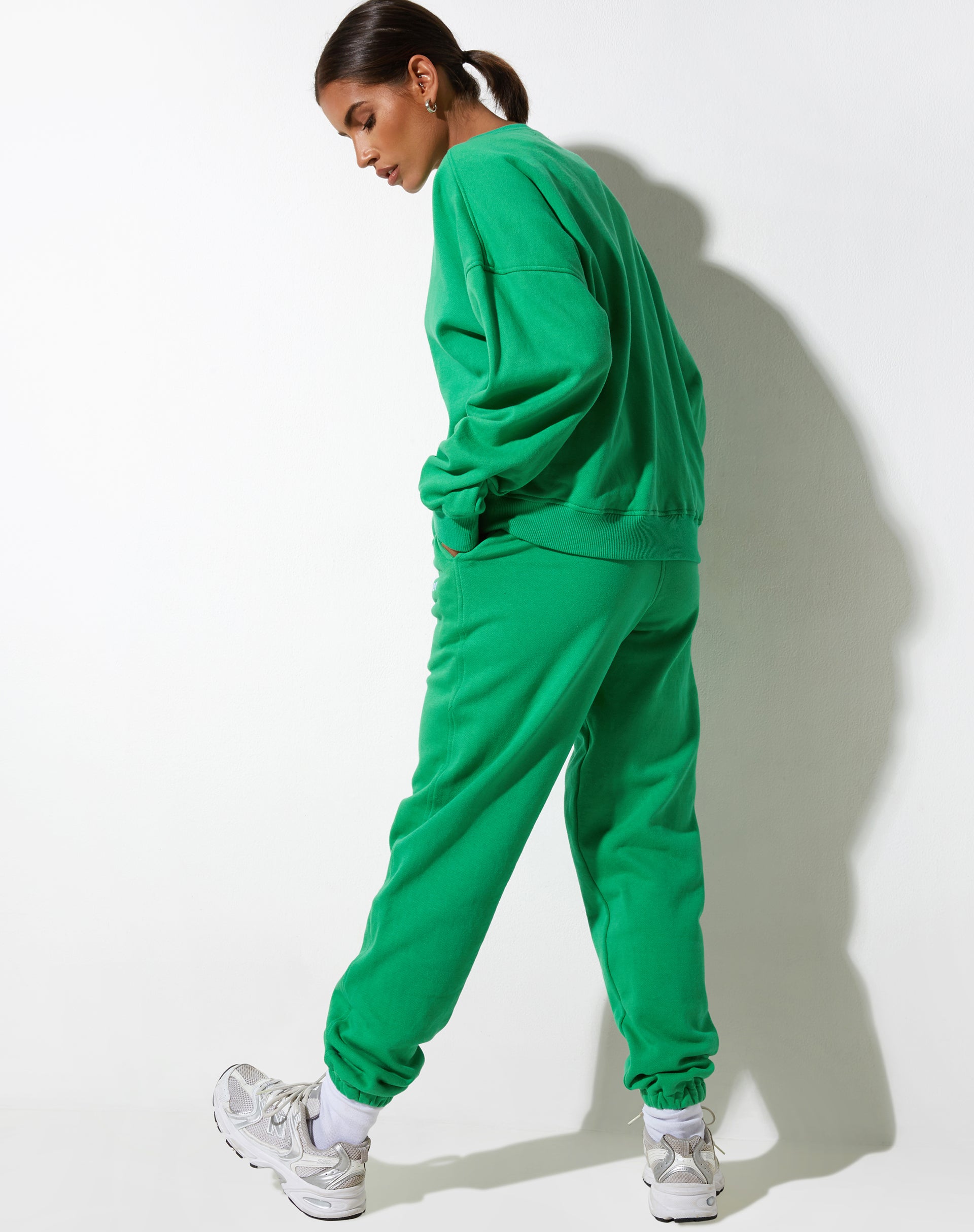 Abbildung des Basta Jogger in Fun Green mit "Live Better" Stickerei