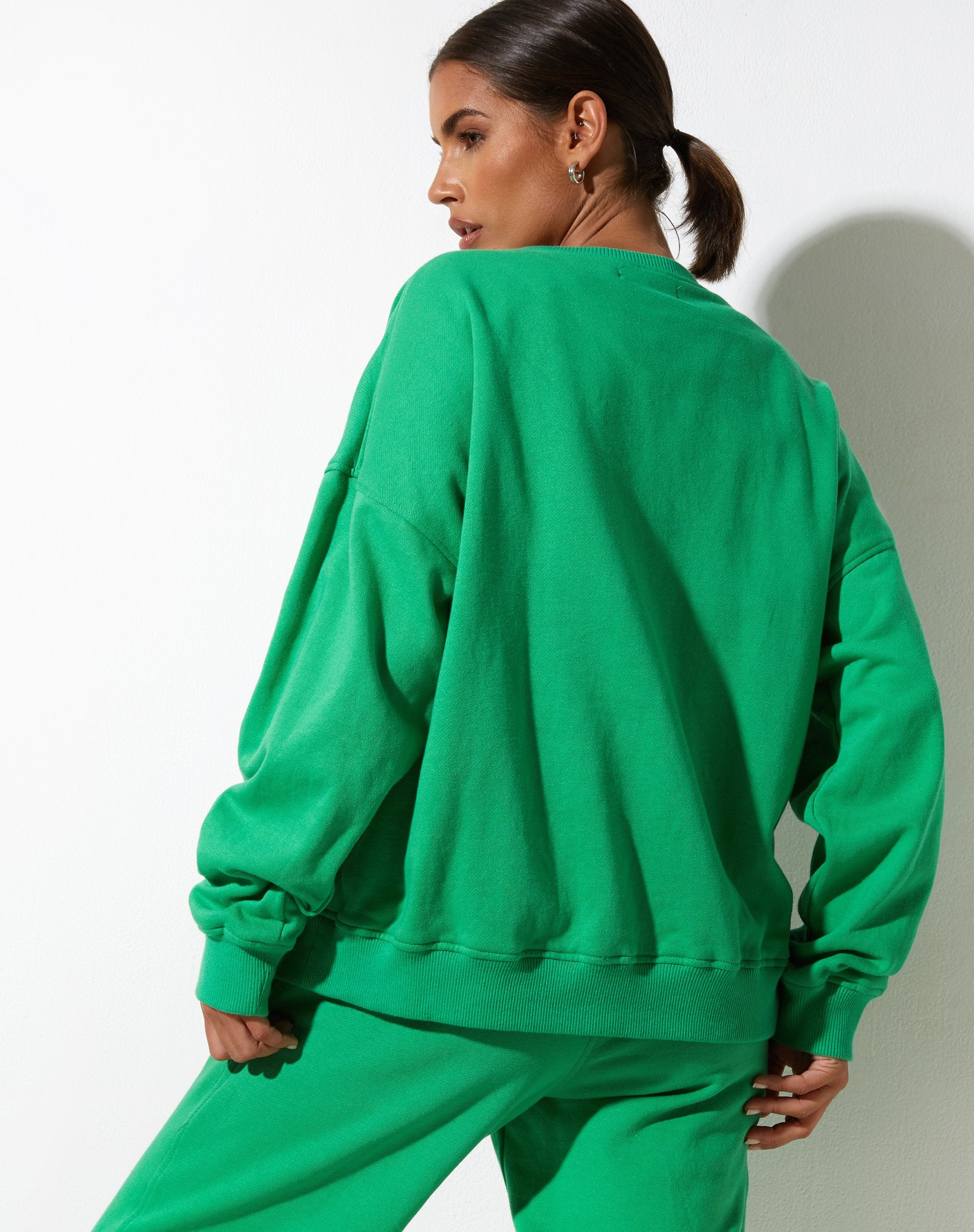 Bild von Ted Sweatshirt in Fun Green mit "Live Better"-Stickerei