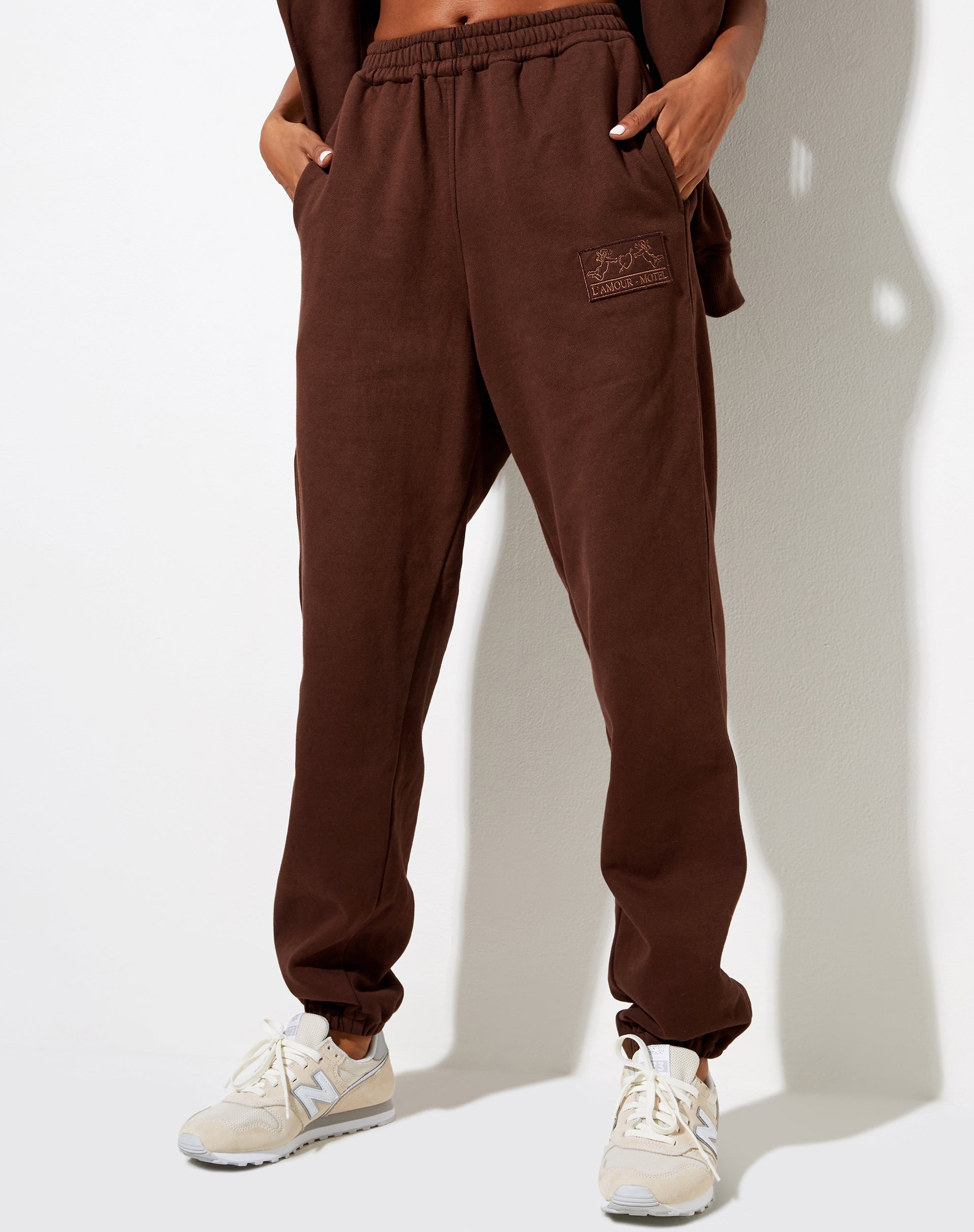 Bild von Basta Jogger in tiefem Mahagoni LAMour Cherub Label Embro