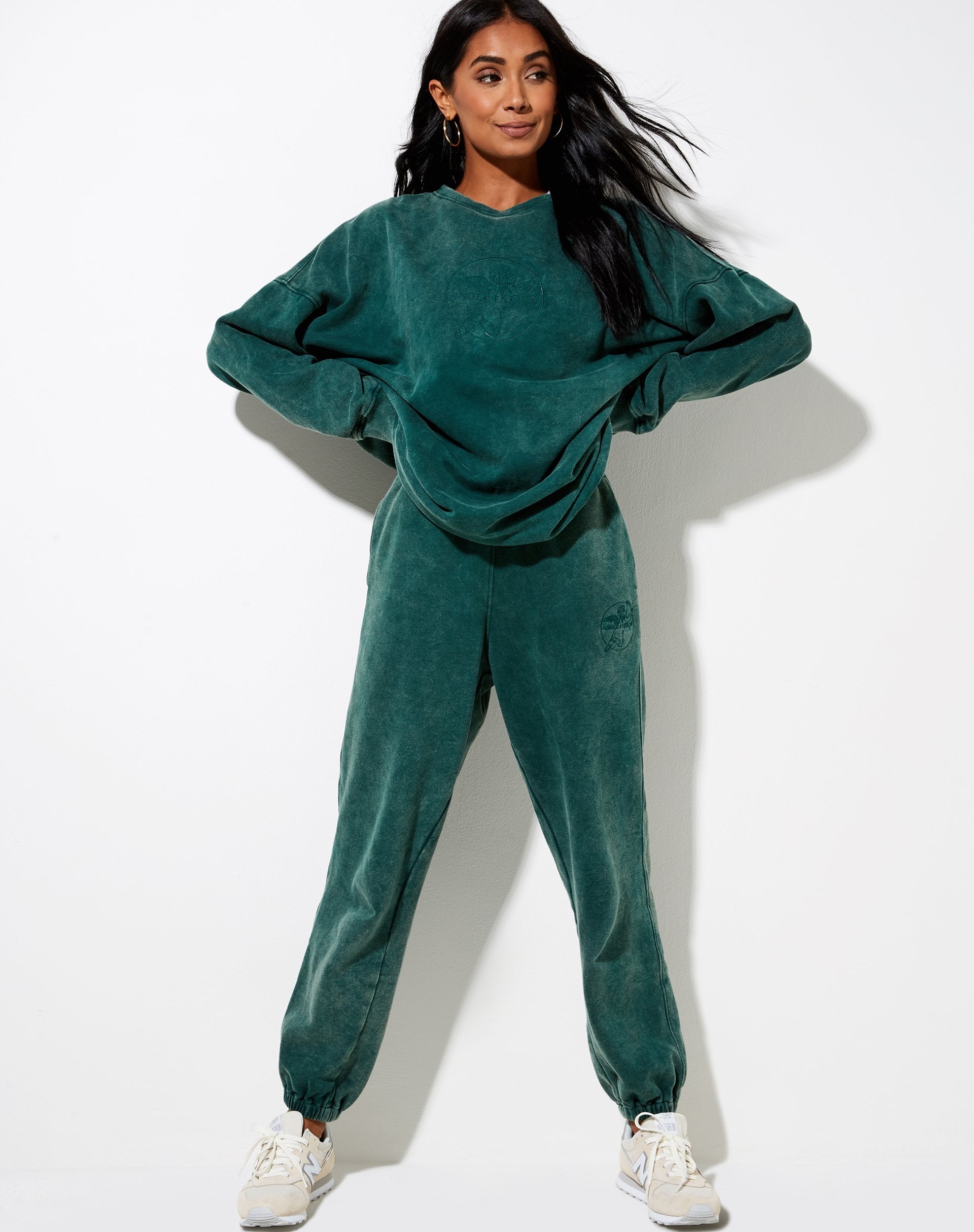Bild von Glo Sweatshirt in Washed Green Engel Energie Cherub Embro