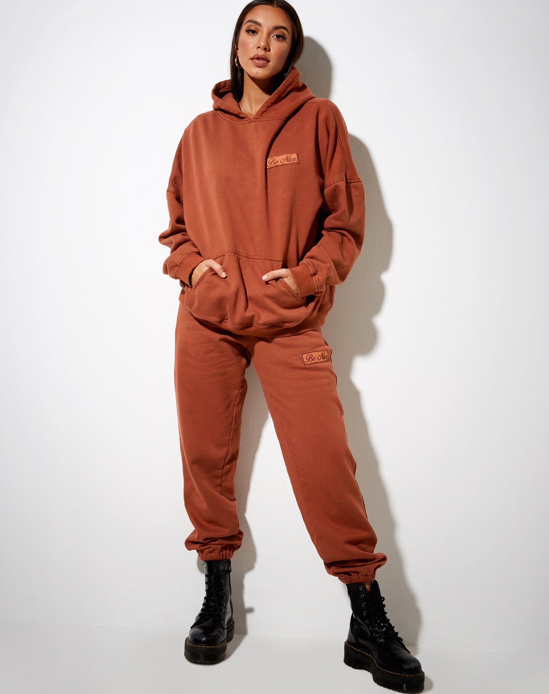 Bild von Basta Jogger aus gebranntem Ziegelstein Be Nice Label Embro