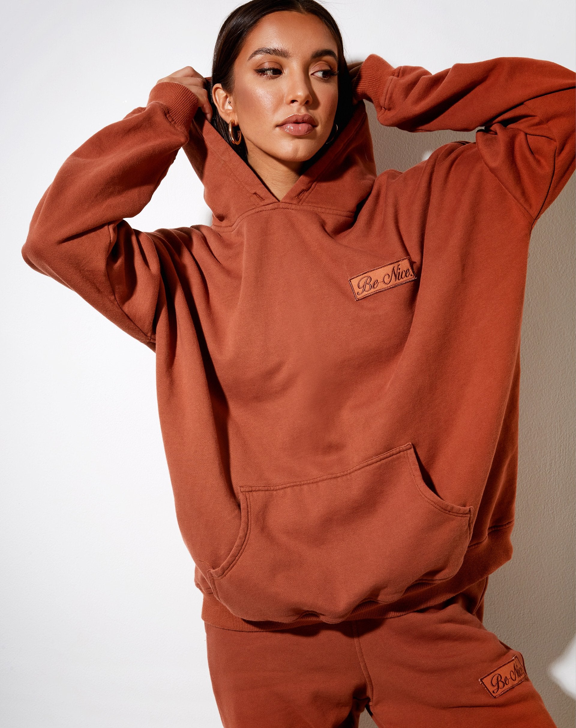 Bild von Oversize Hoodie aus gebranntem Ziegelstein Be Nice Label Embro