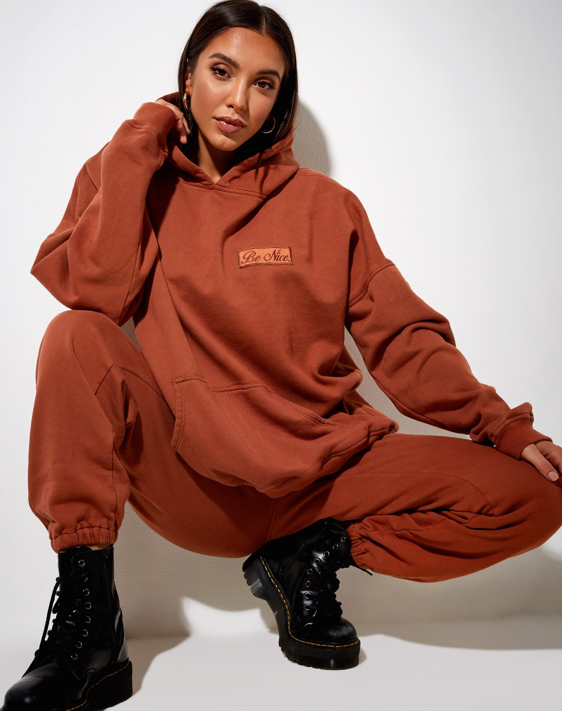 Bild von Basta Jogger aus gebranntem Ziegelstein Be Nice Label Embro