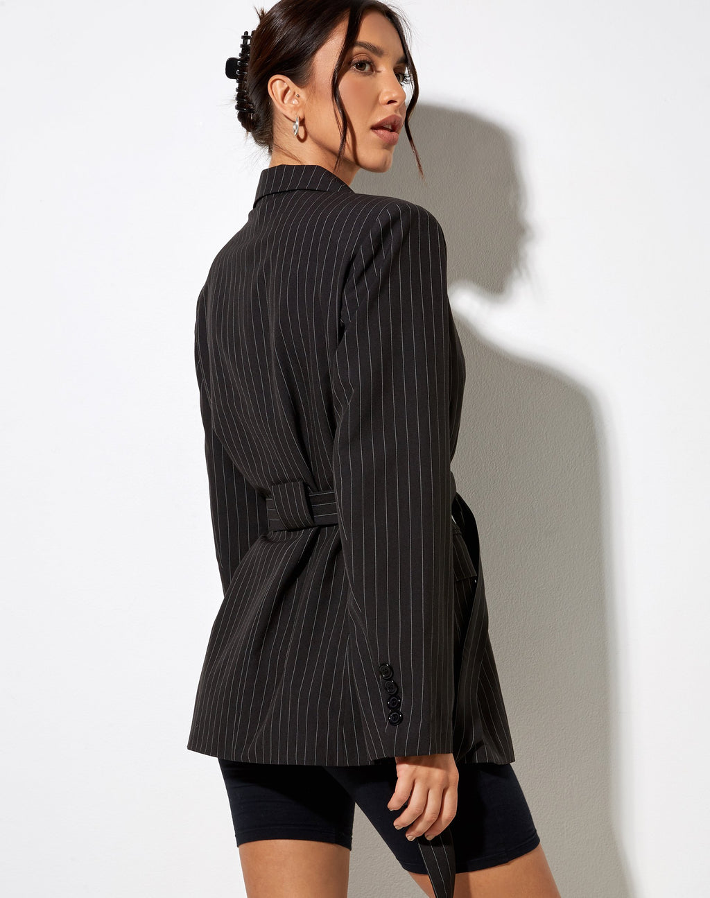 Blazer mit Gürtel aus Nadelstreifen Schwarz