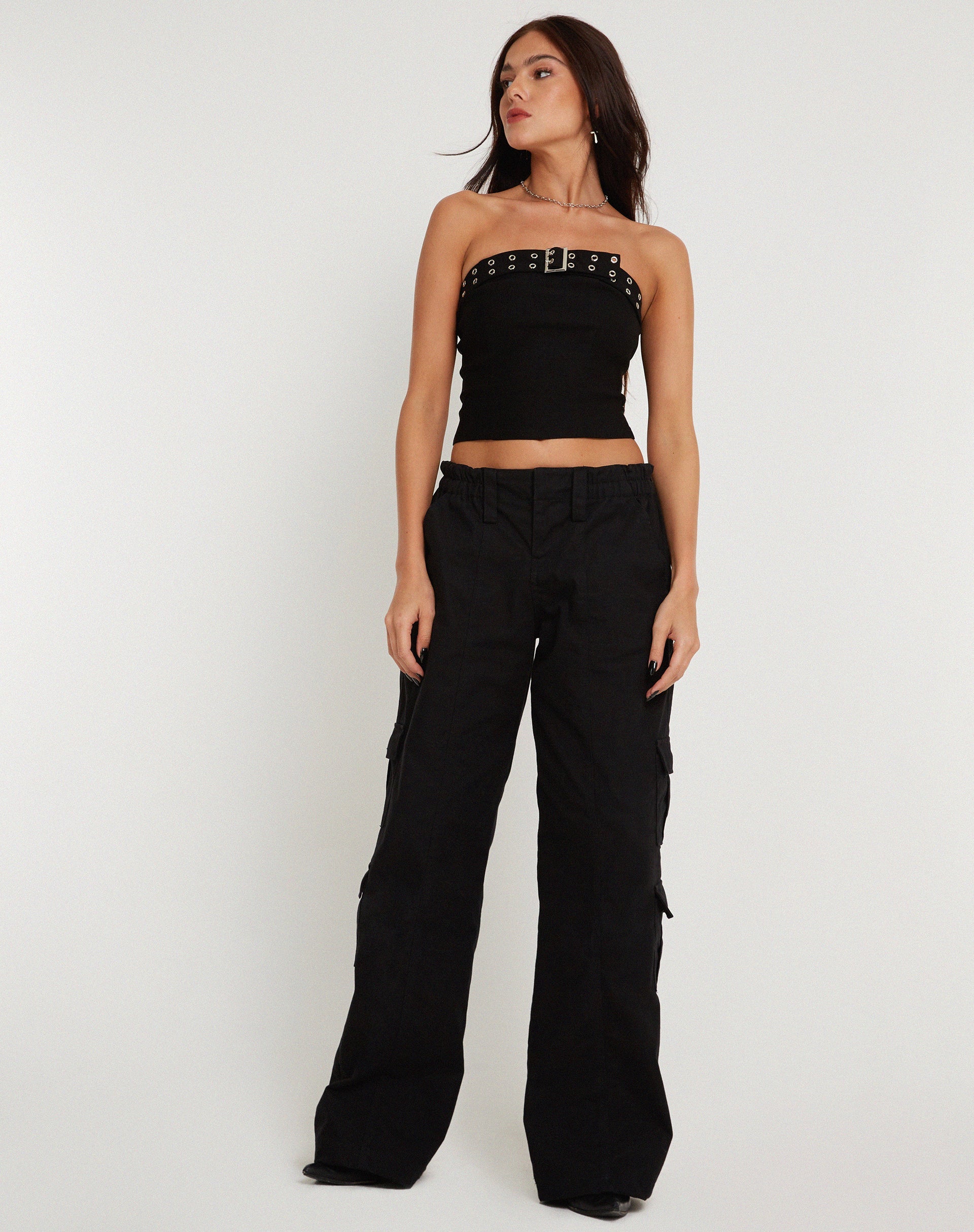 Image of Bertha Trägerloses Crop Top in Schwarz mit Öse