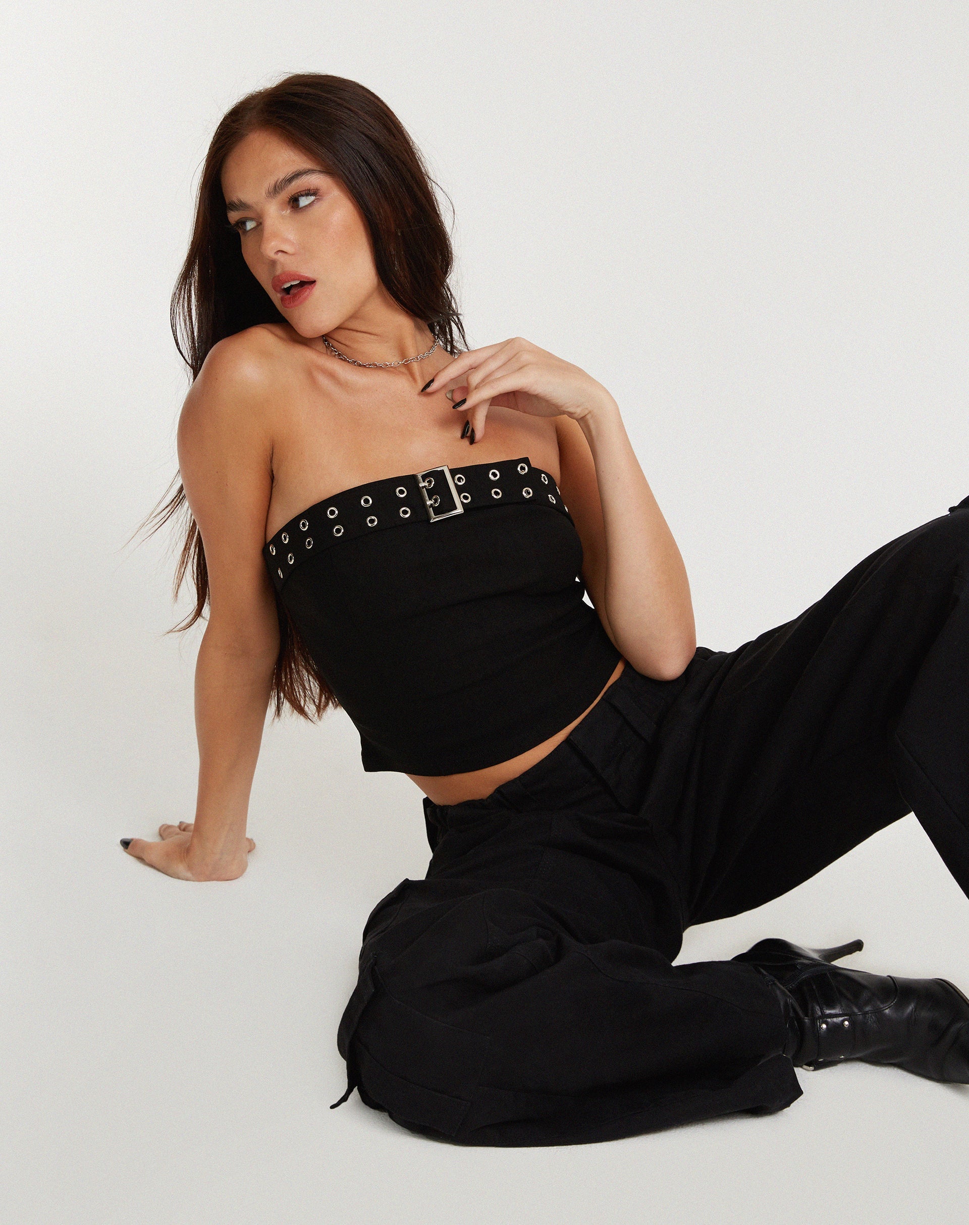 Image of Bertha Trägerloses Crop Top in Schwarz mit Öse