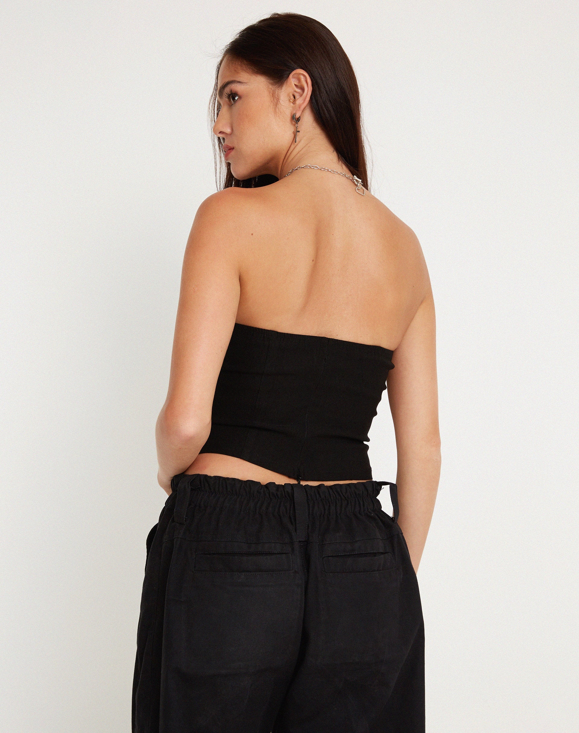 Image of Bertha Trägerloses Crop Top in Schwarz mit Öse