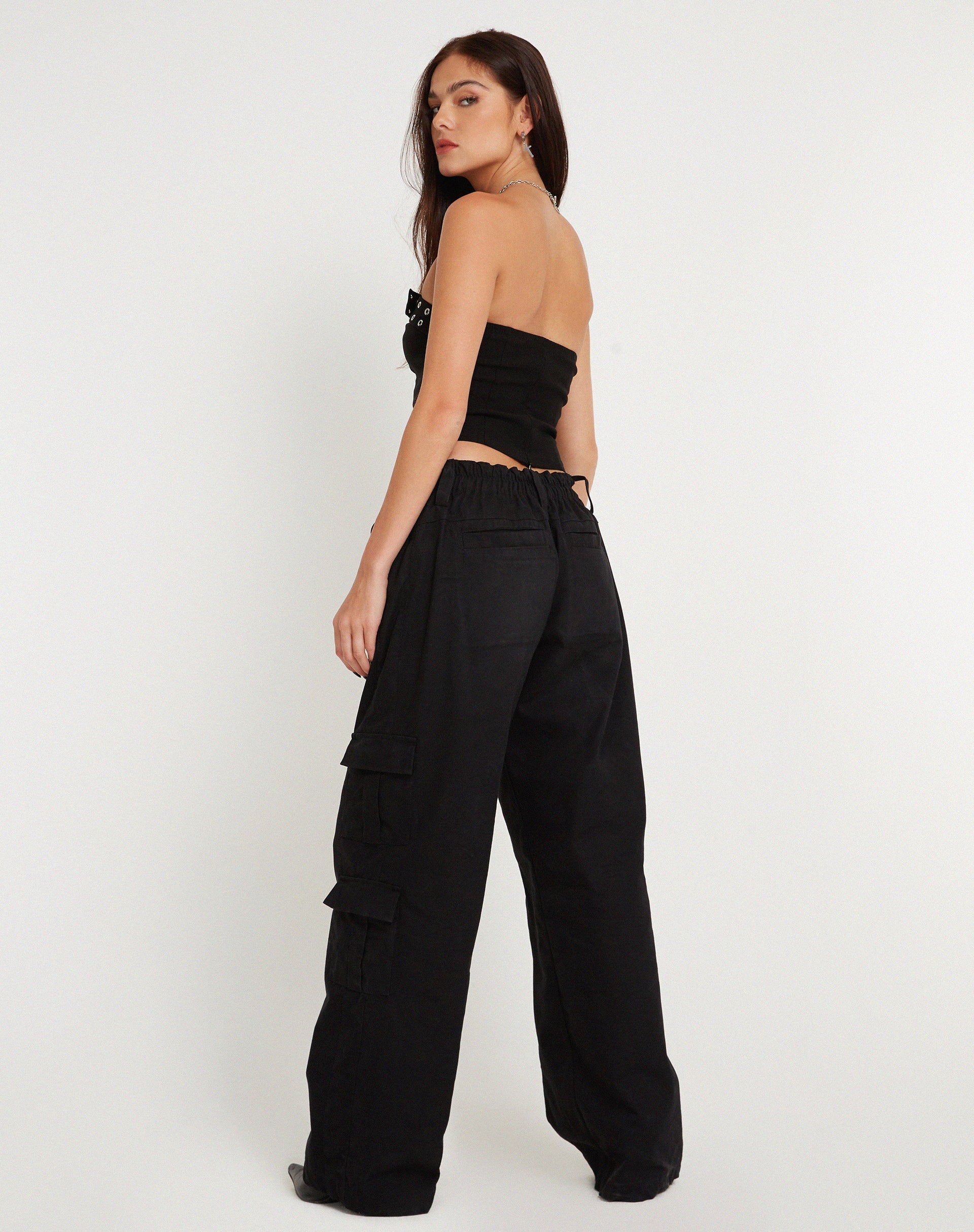 Image of Bertha Trägerloses Crop Top in Schwarz mit Öse