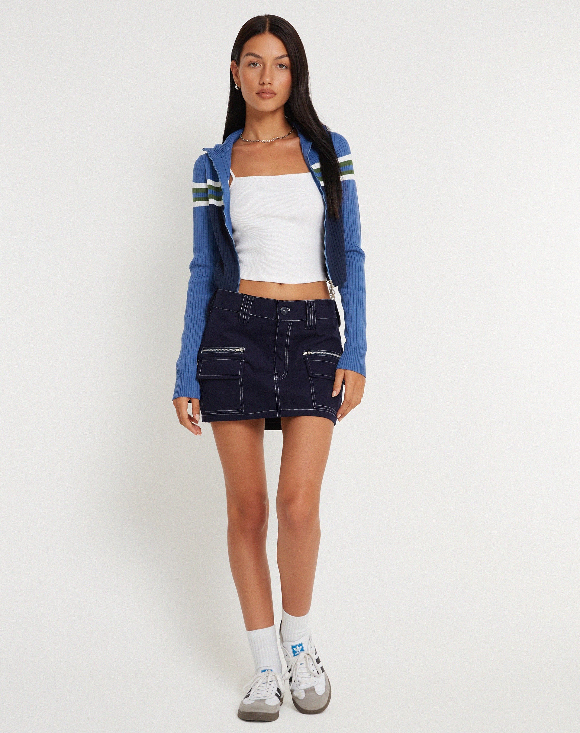 Abbildung des Betsy MIni Rocks in Marineblau mit weißer Steppnaht