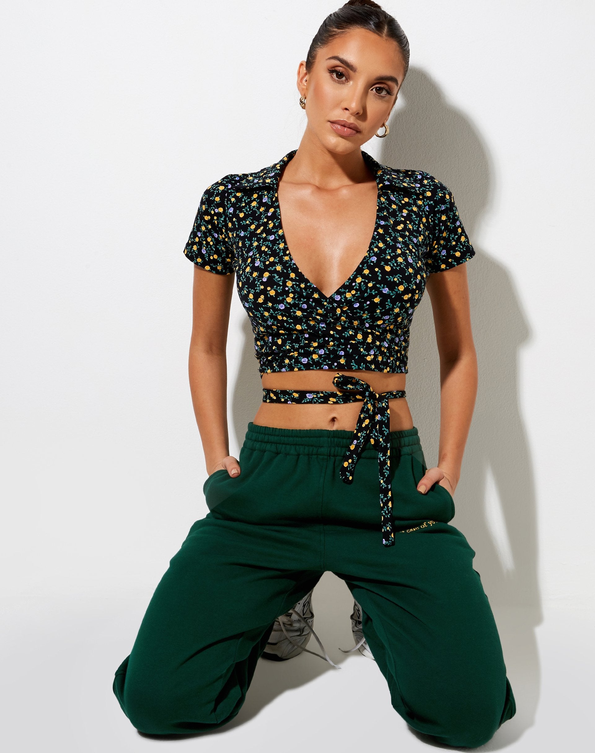 Image of Bilar Crop Top aus fließender Blume Schwarz