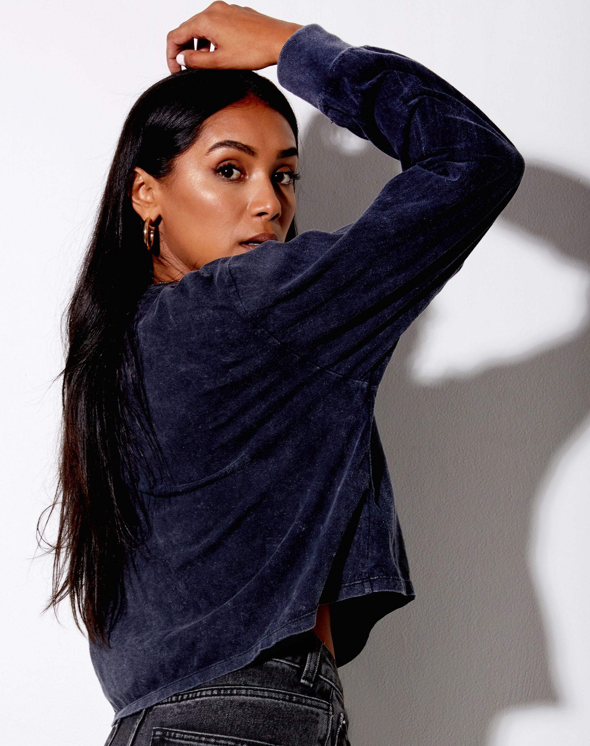 Bild von Boli Crop Tee in schwarzer Wäsche Tribal Angelo