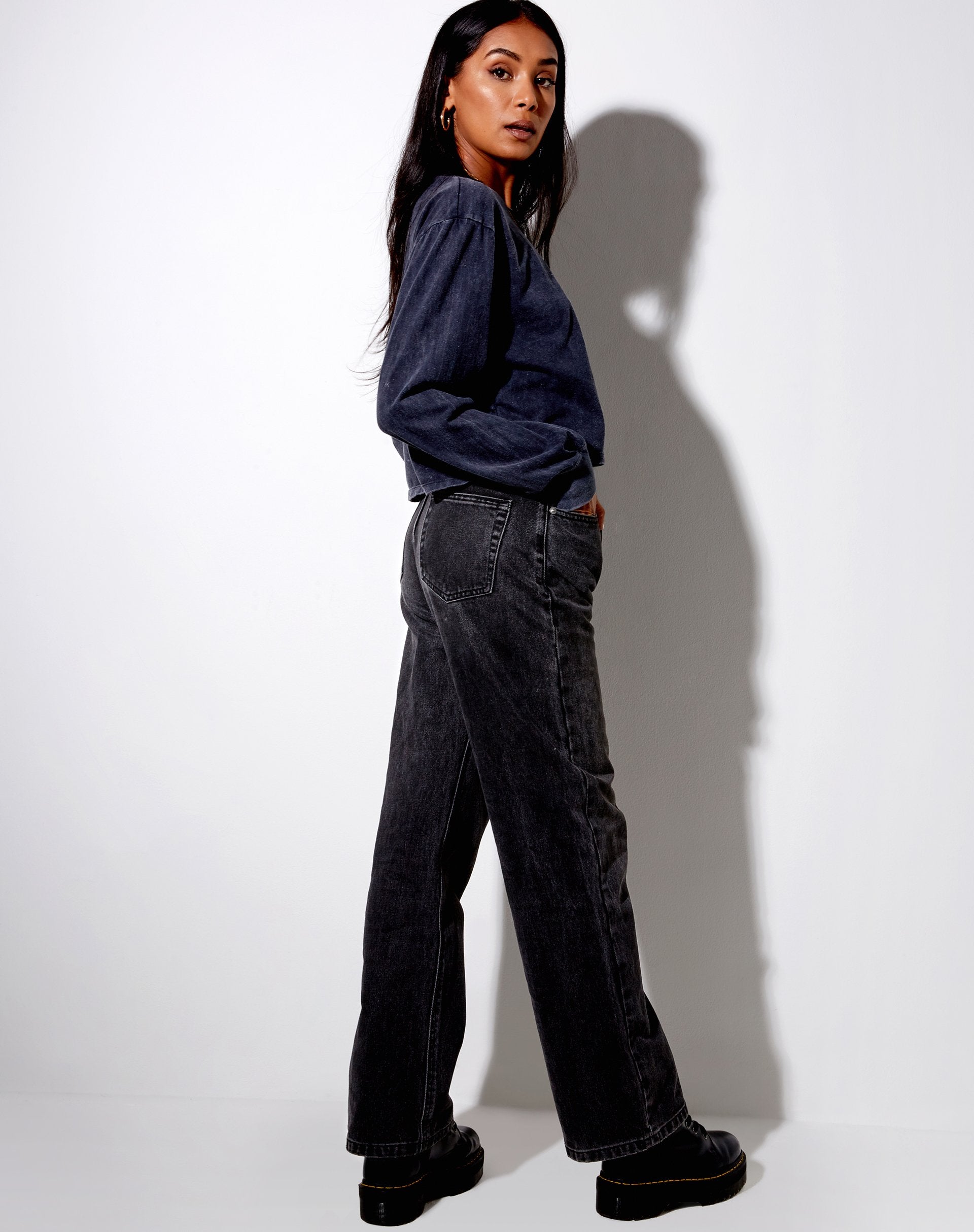 Bild von Boli Crop Tee in schwarzer Wäsche Tribal Angelo