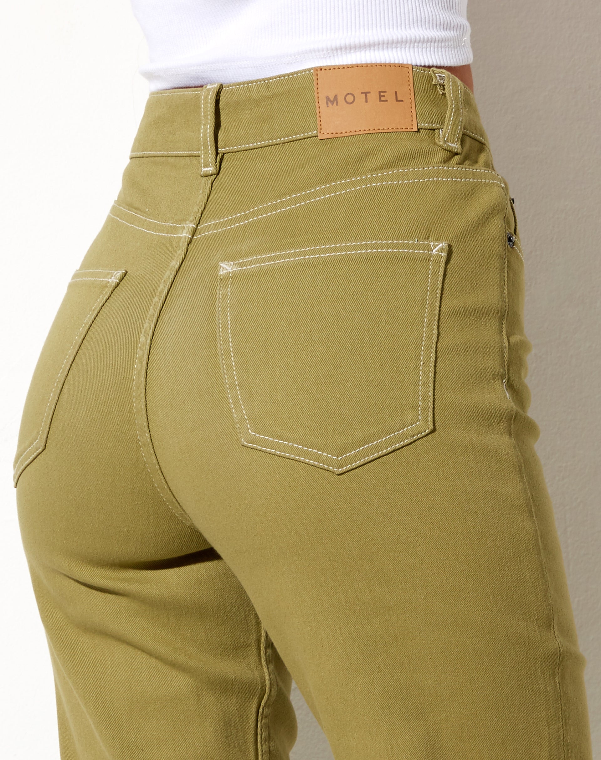 Image von Bootleg Jeans in Grünem Moos