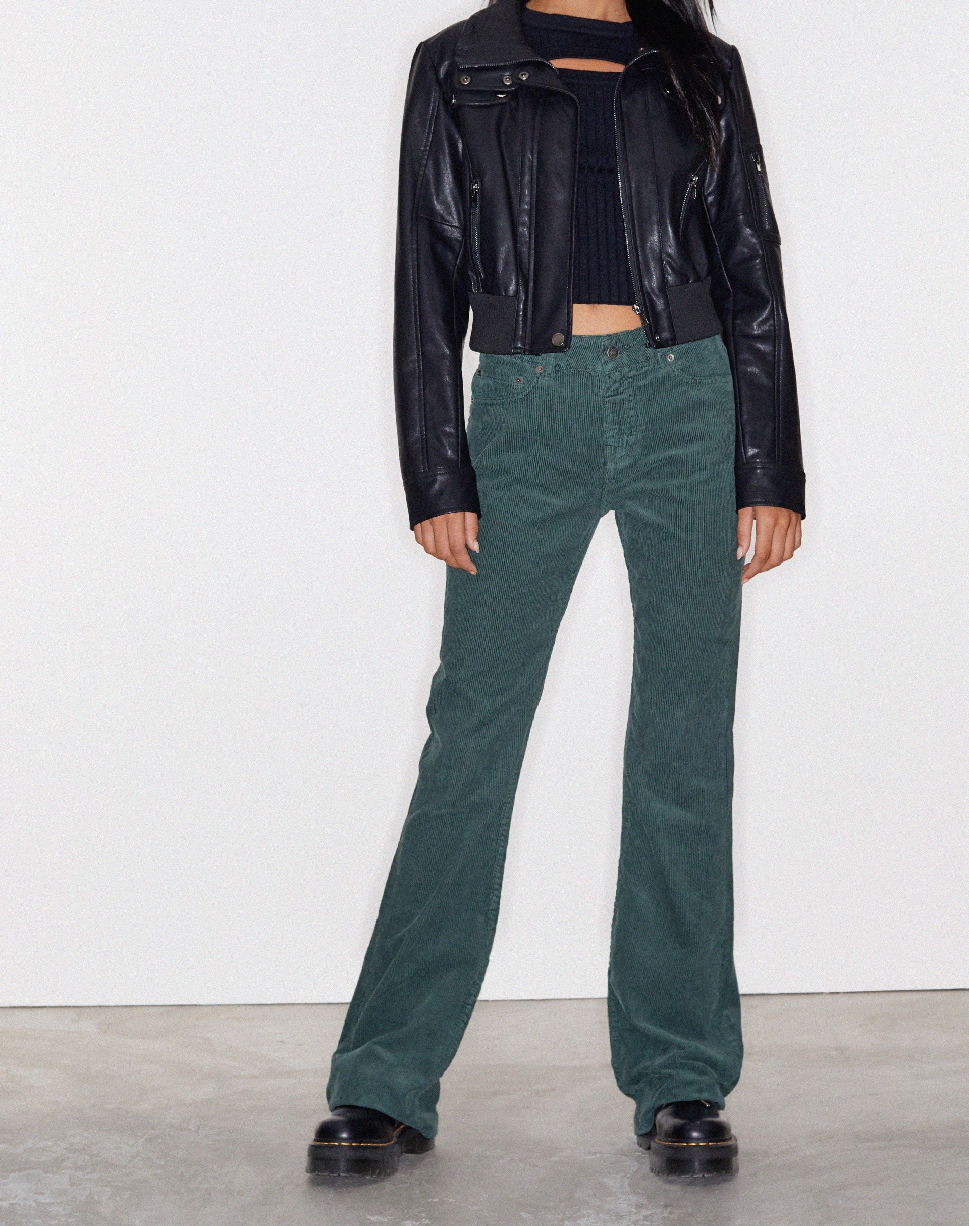 Abbildung der Bootleg Jeans in Cord Forest Green