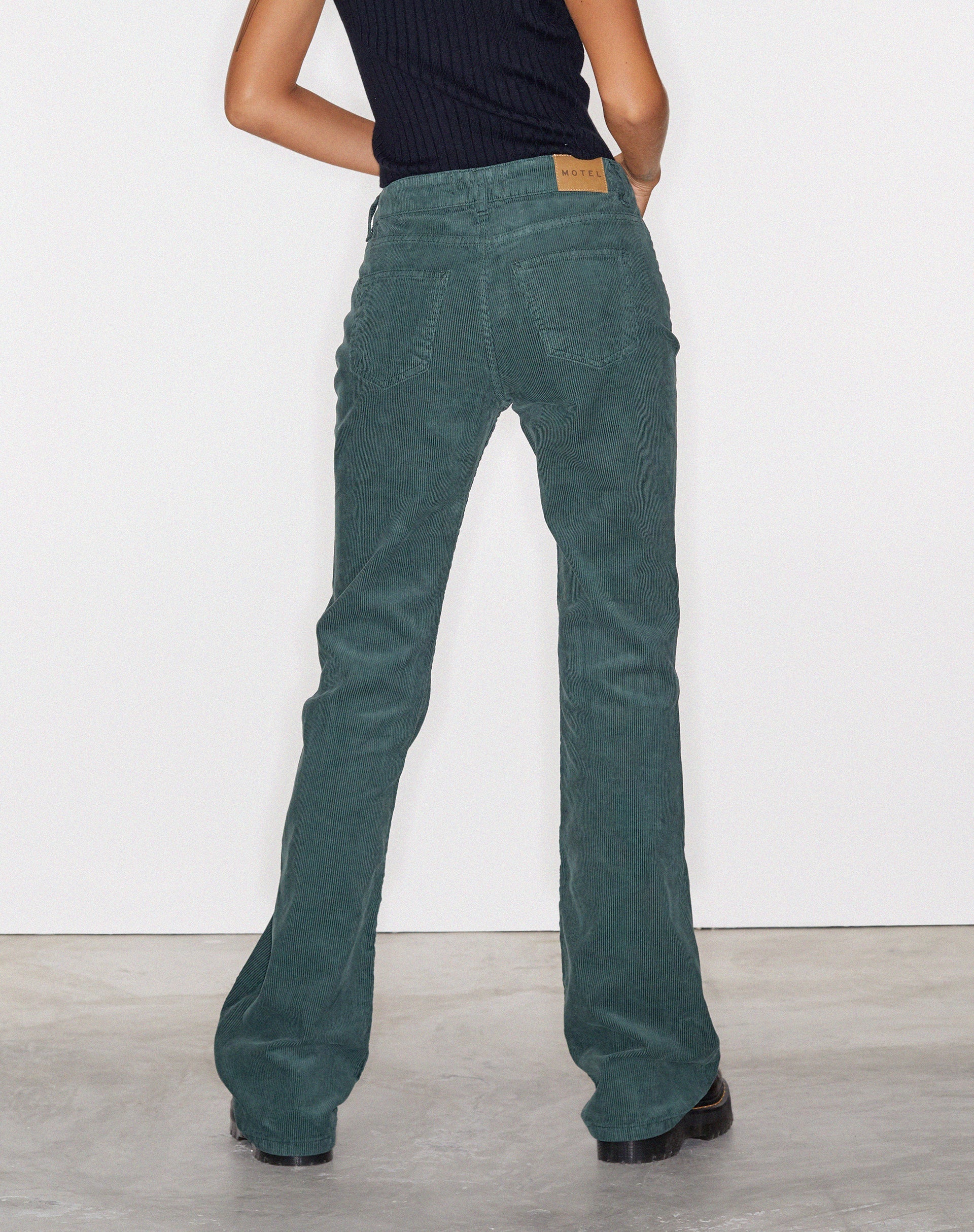 Abbildung der Bootleg Jeans in Cord Forest Green