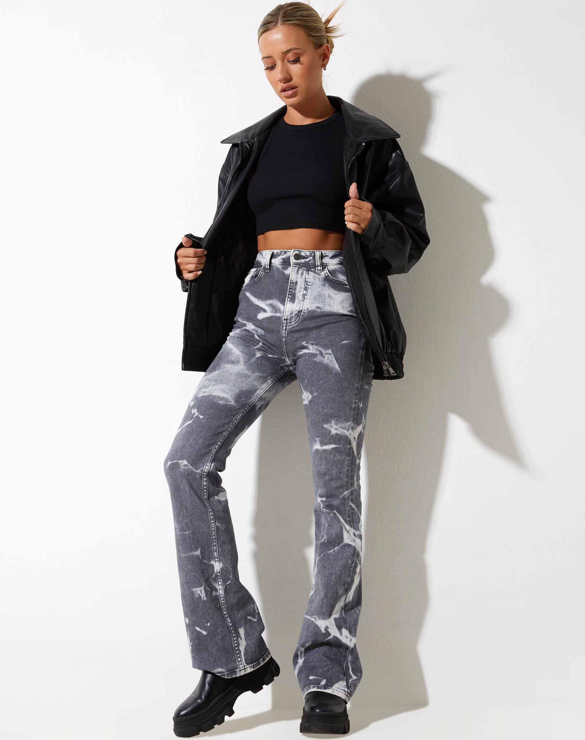 Abbildung der Bootleg Jeans in Laser Smoke Grey