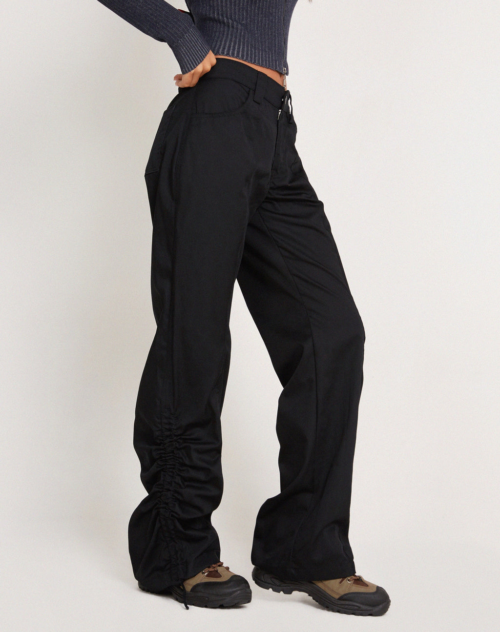 Bracha Low Rise Cargohose in Schwarz