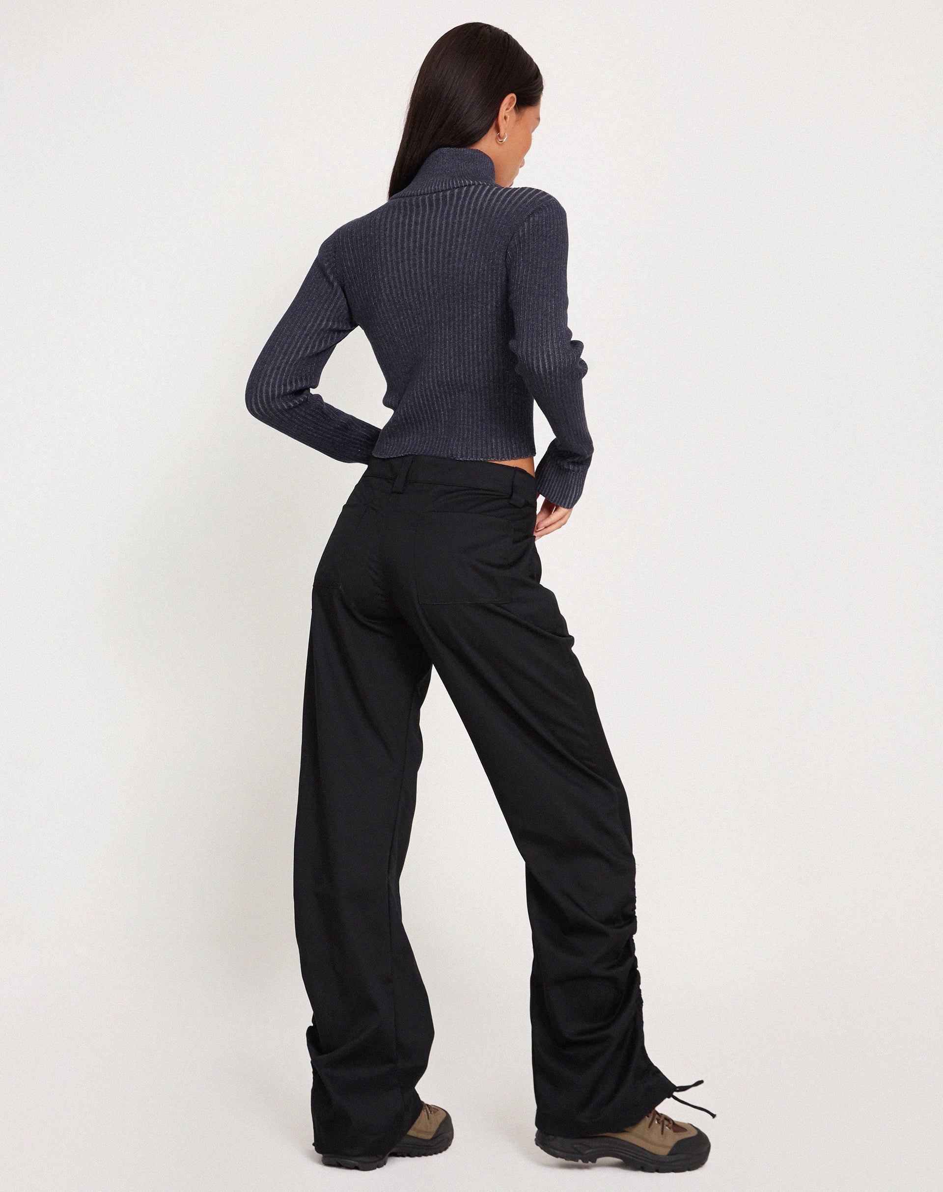 Image of Bracha Low Rise Cargohose in Schwarz