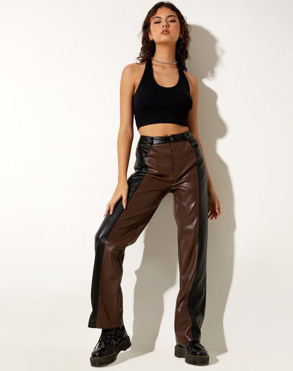 Rakata Hose mit weitem Bein aus PU Bitter Chocolate