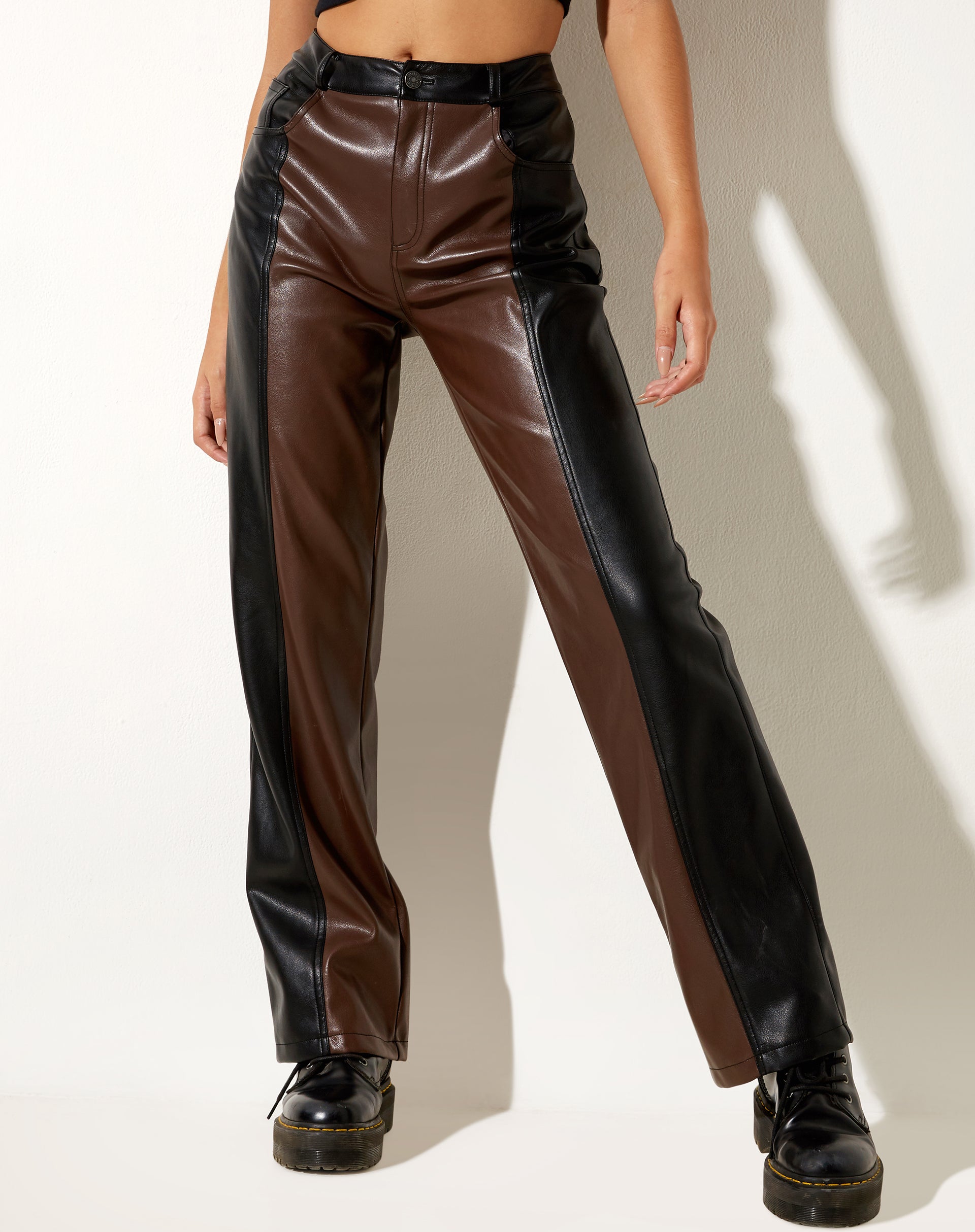 Image of Rakata Hose mit weitem Bein aus PU Bitter Chocolate