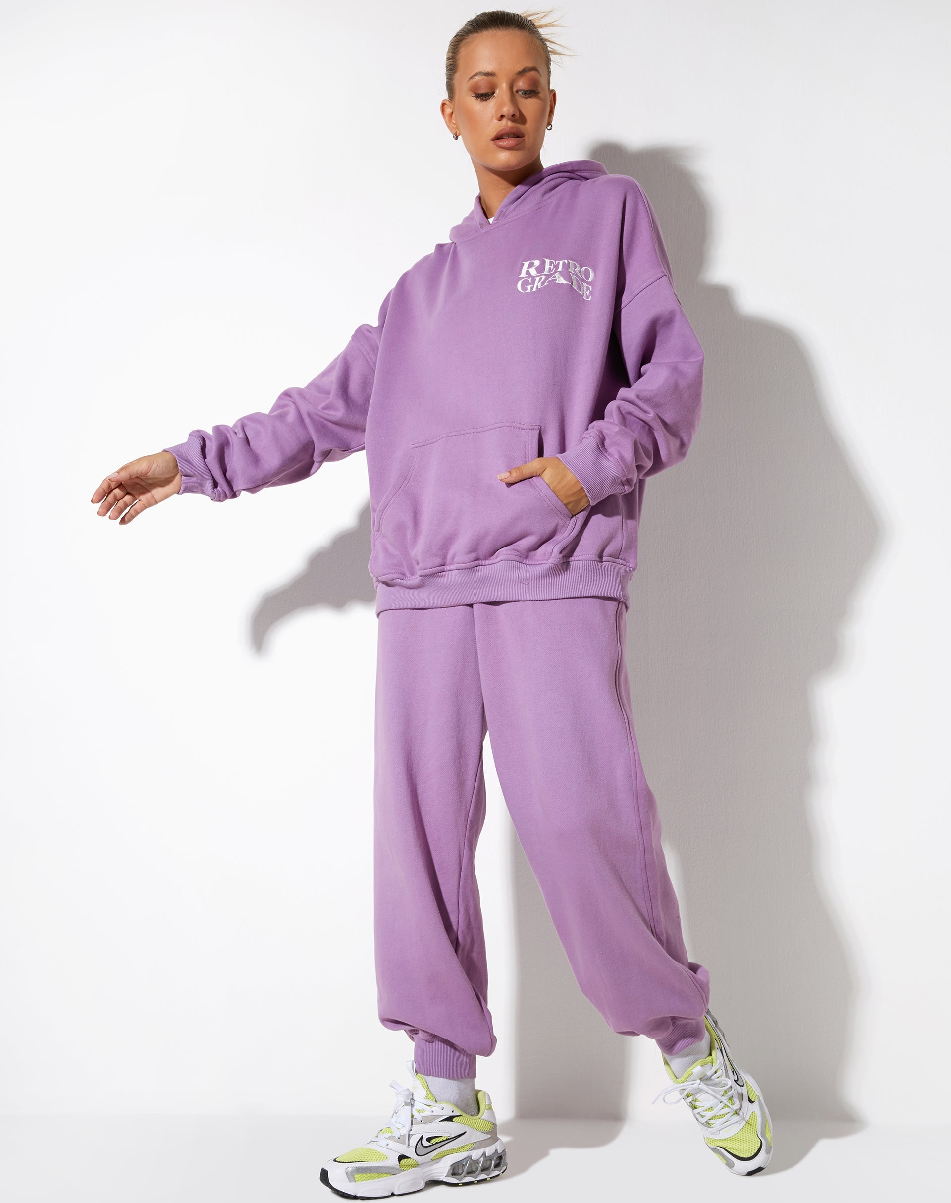 Bild von Oversize Hoodie in Lavendel Retro Grade Embro