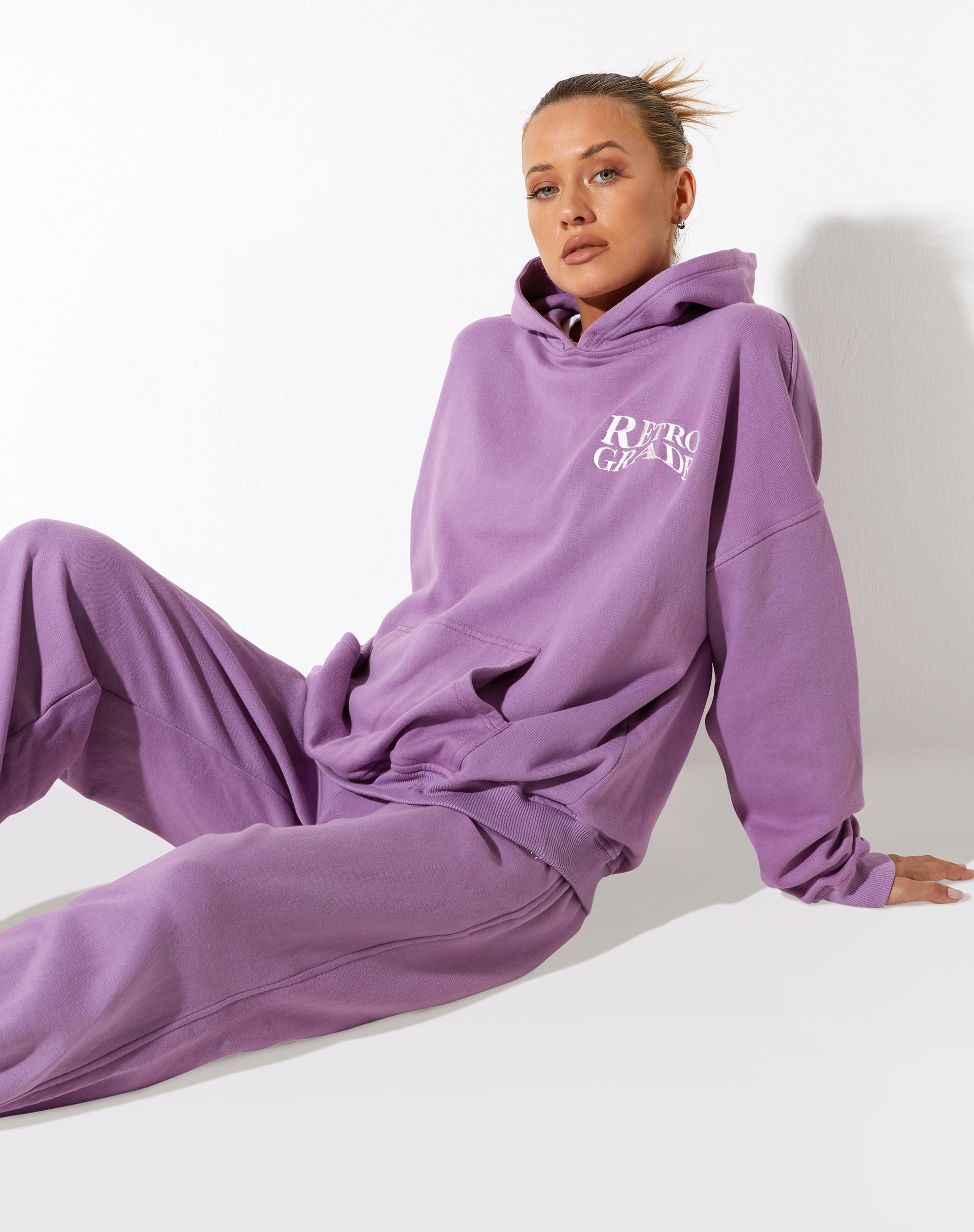 Bild von Oversize Hoodie in Lavendel Retro Grade Embro