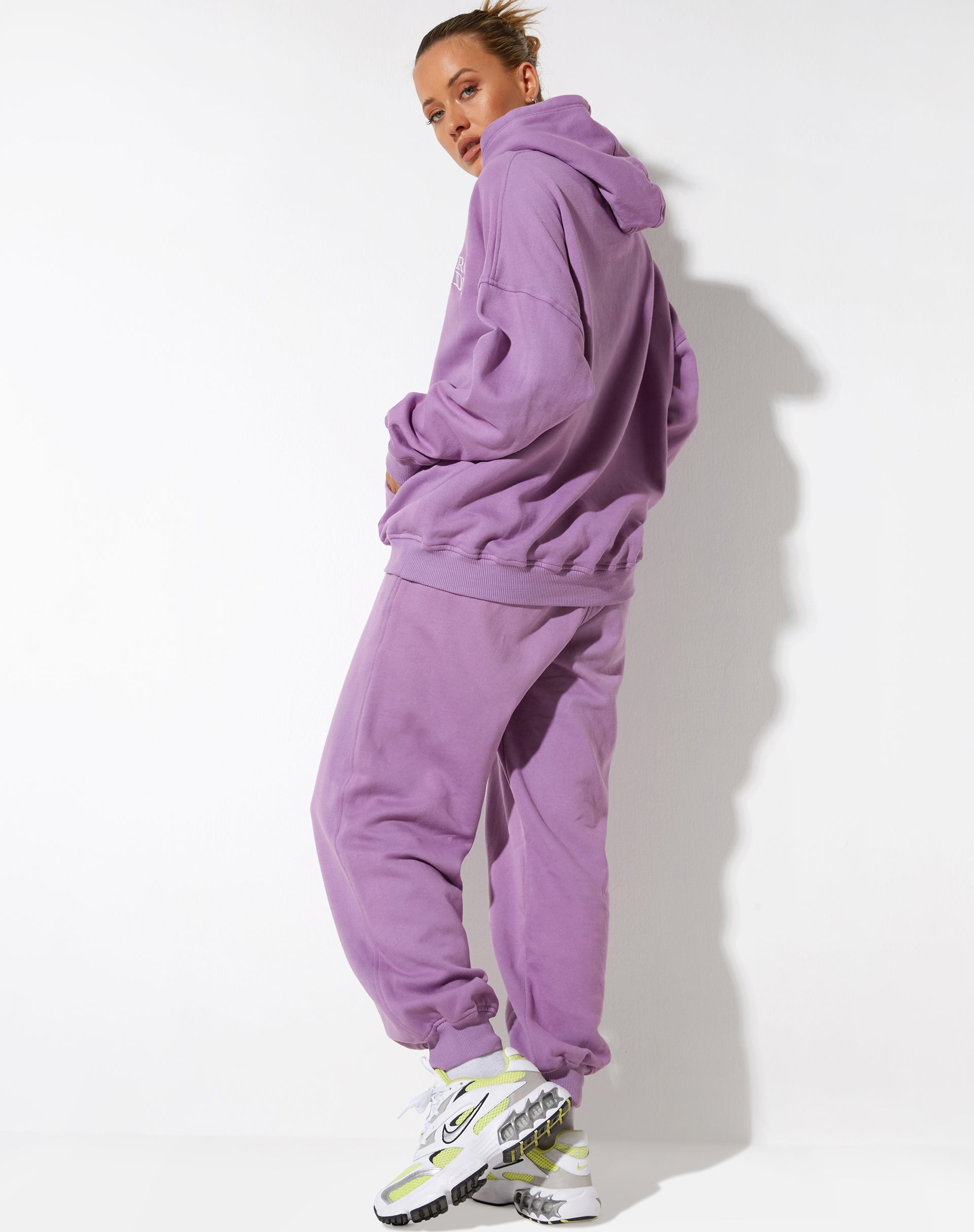 Bild von Oversize Hoodie in Lavendel Retro Grade Embro