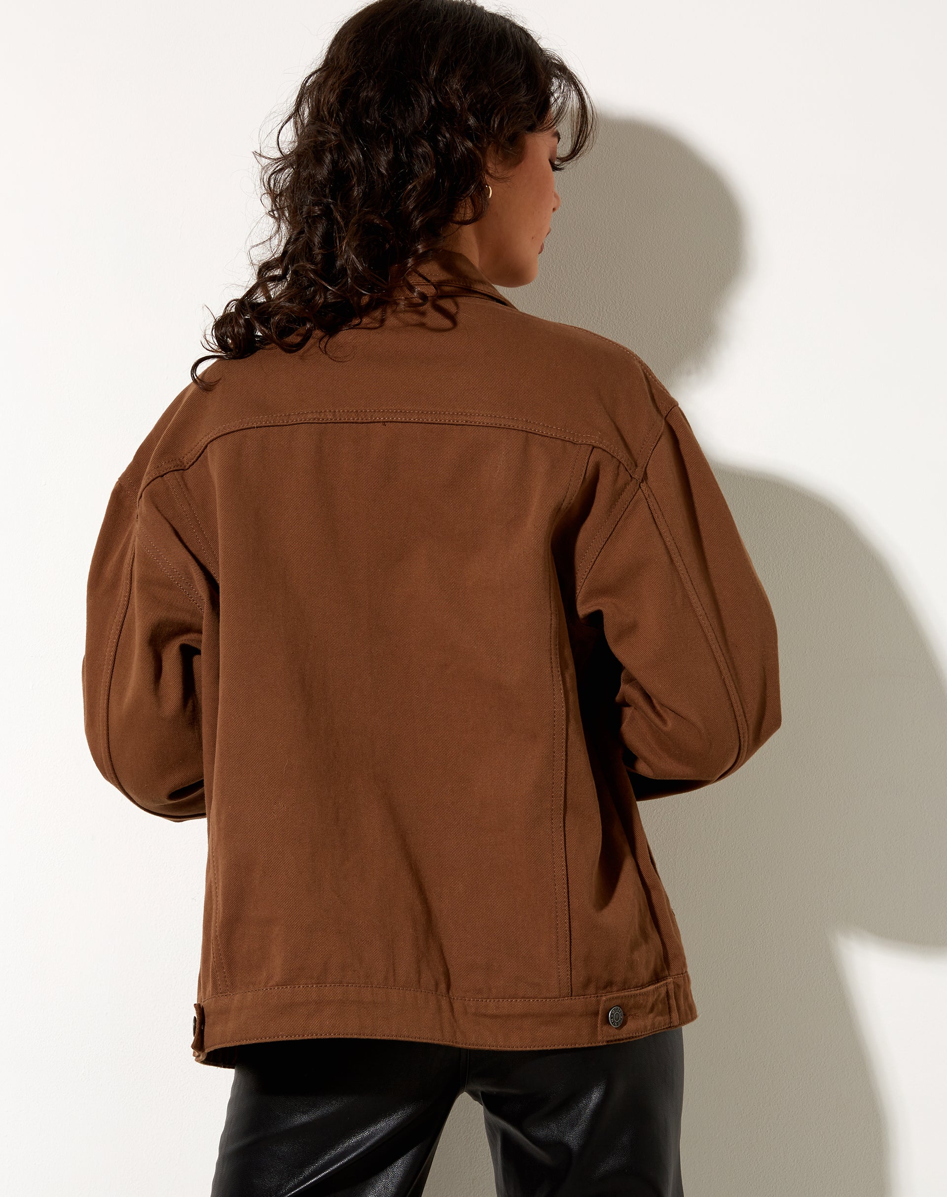 Bild von Calissa Longline Denim Jacket in sattem Braun