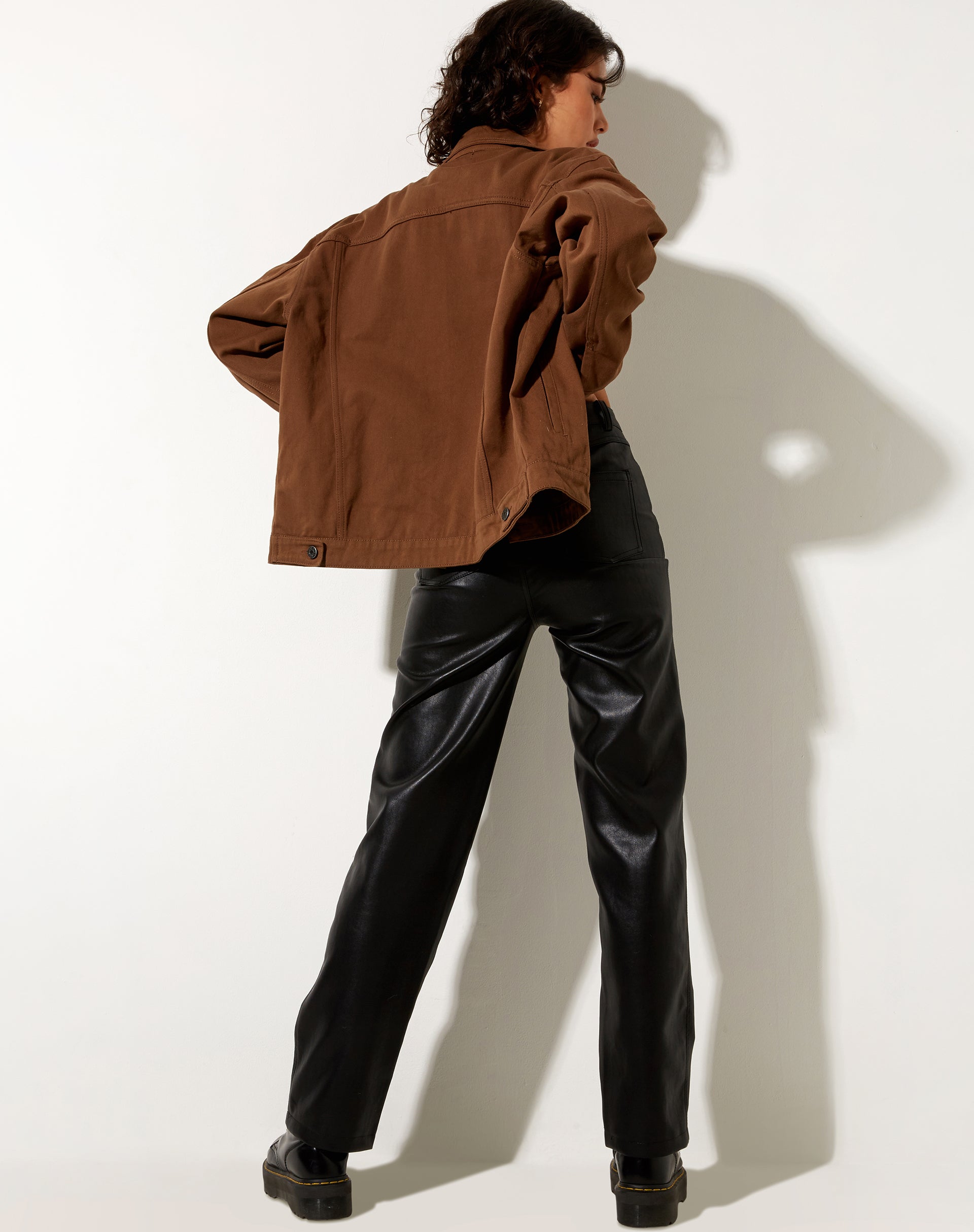 Bild von Calissa Longline Denim Jacket in sattem Braun
