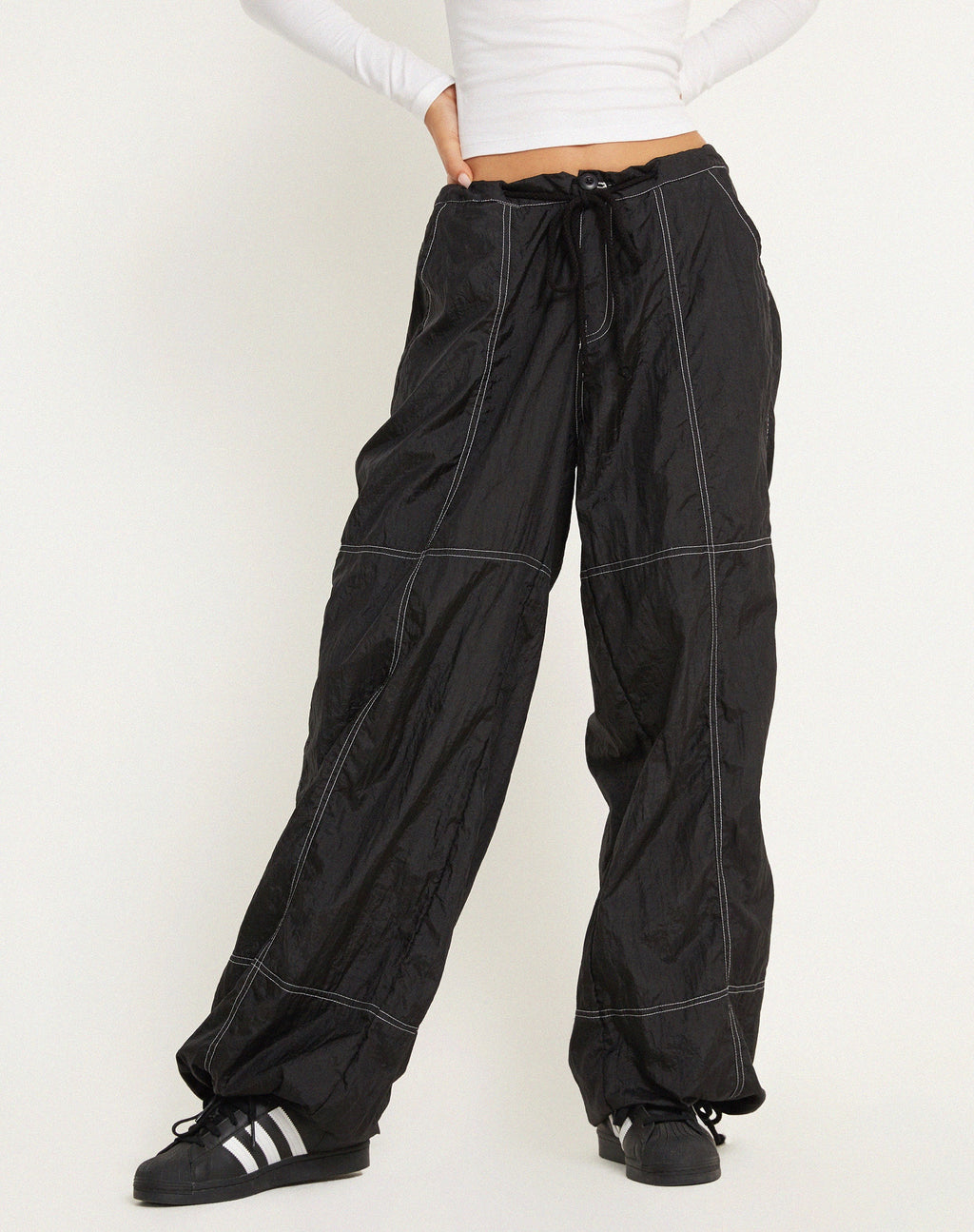Phil Low Waist Trouser in Schwarz mit weißer Steppnaht